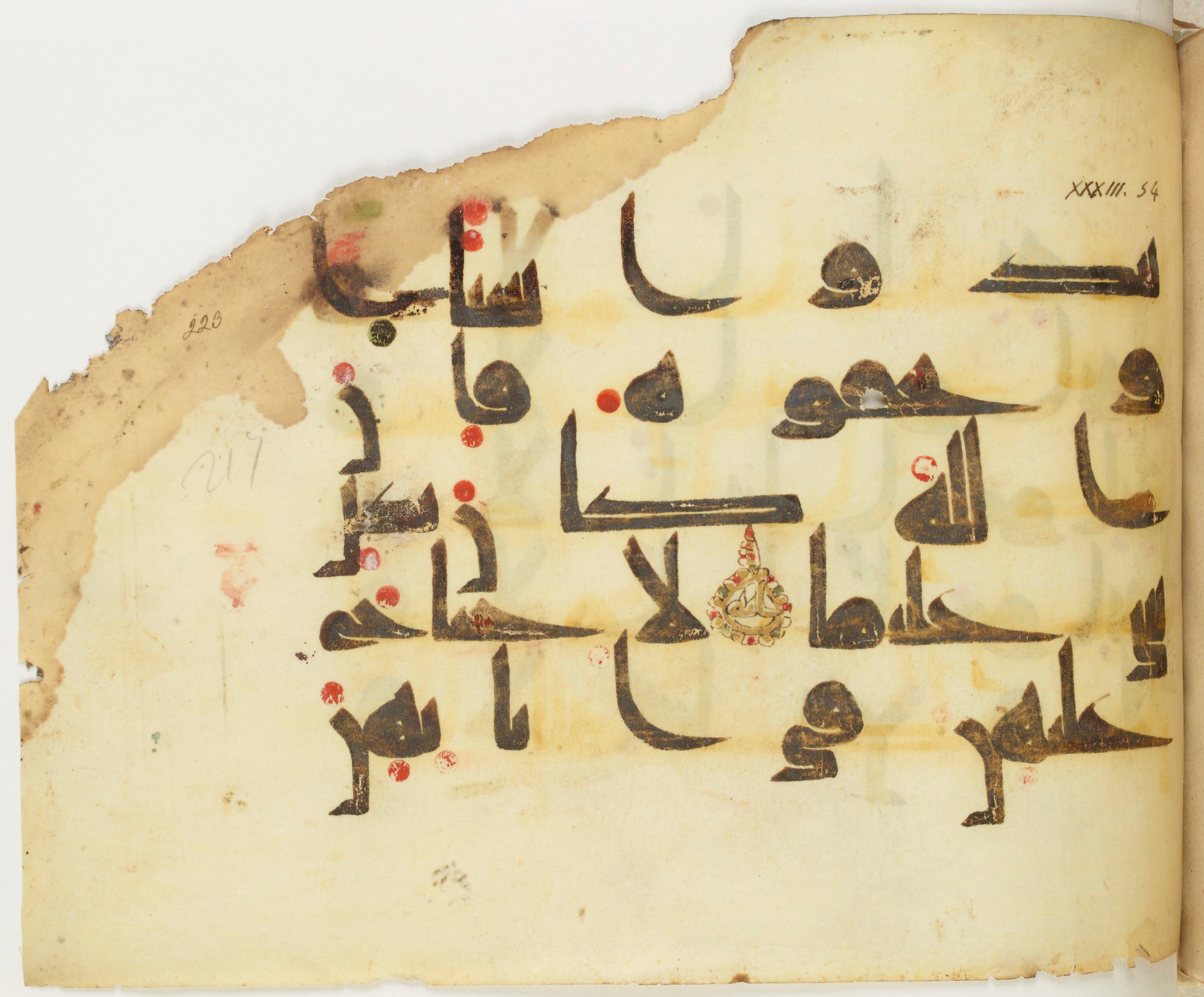 BNF Arabe 351 (Scan 1), in Kufic D.III script, showing Surah 33:55 from Mid 8th to Late 10th Century AD found in Mosque of ʿAmr b. al-ʿĀṣ in Fusṭāṭ (Old Cairo), Egypt, currently housed at Bibliothèque nationale de France, Paris