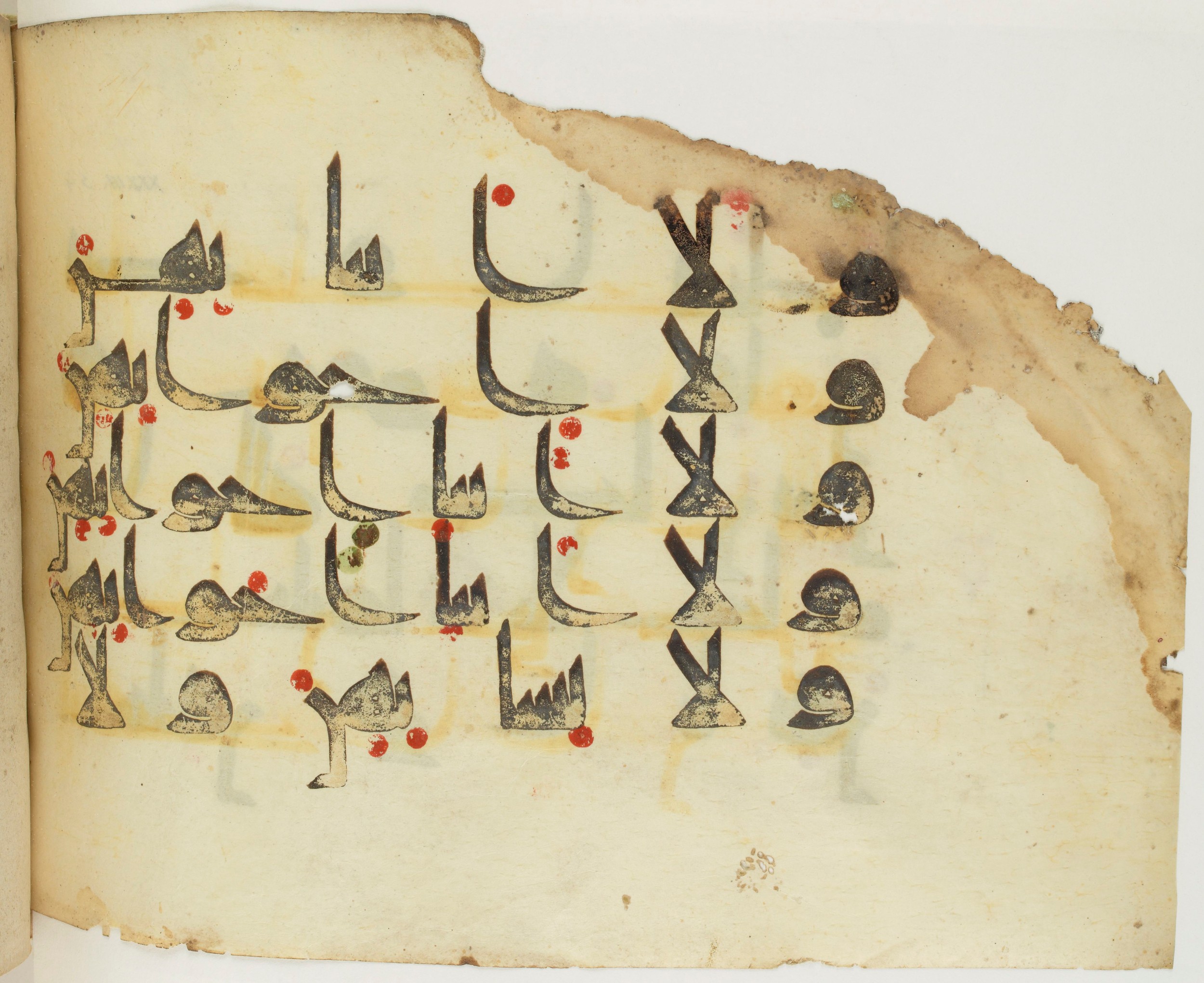 BNF Arabe 351 (Scan 2), in Kufic D.III script, showing Surah 33:55 from Mid 8th to Late 10th Century AD found in Mosque of ʿAmr b. al-ʿĀṣ in Fusṭāṭ (Old Cairo), Egypt, currently housed at Bibliothèque nationale de France, Paris