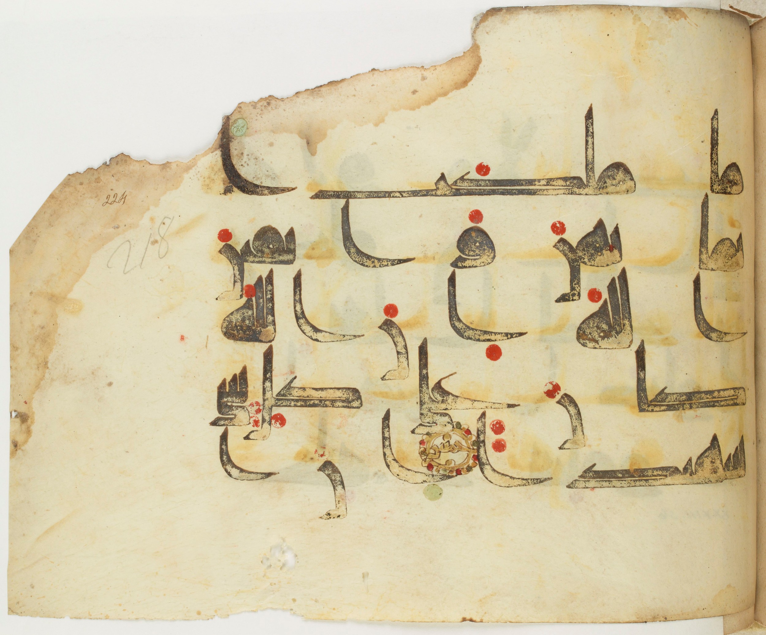 BNF Arabe 351 (Scan 3), in Kufic D.III script, showing Surah 33:55 from Mid 8th to Late 10th Century AD found in Mosque of ʿAmr b. al-ʿĀṣ in Fusṭāṭ (Old Cairo), Egypt, currently housed at Bibliothèque nationale de France, Paris