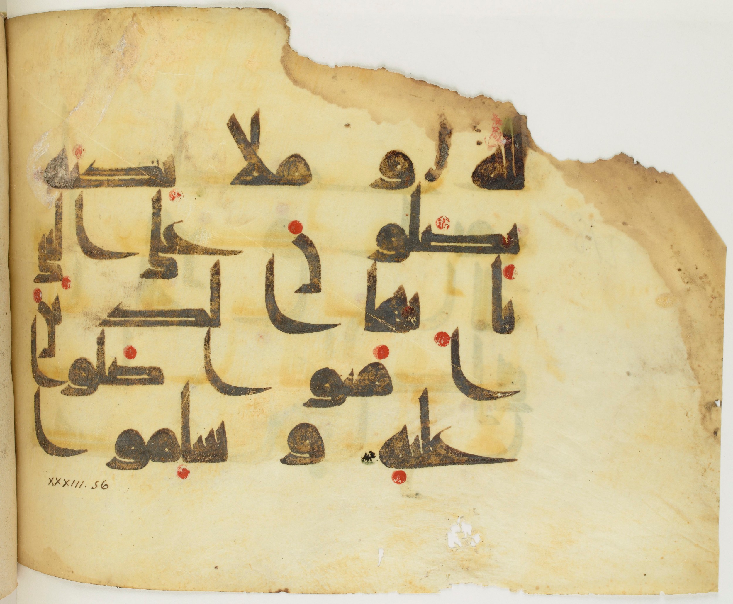BNF Arabe 351 (Scan 2), in Kufic D.III script, showing Surah 33:56 from Mid 8th to Late 10th Century AD found in Mosque of ʿAmr b. al-ʿĀṣ in Fusṭāṭ (Old Cairo), Egypt, currently housed at Bibliothèque nationale de France, Paris