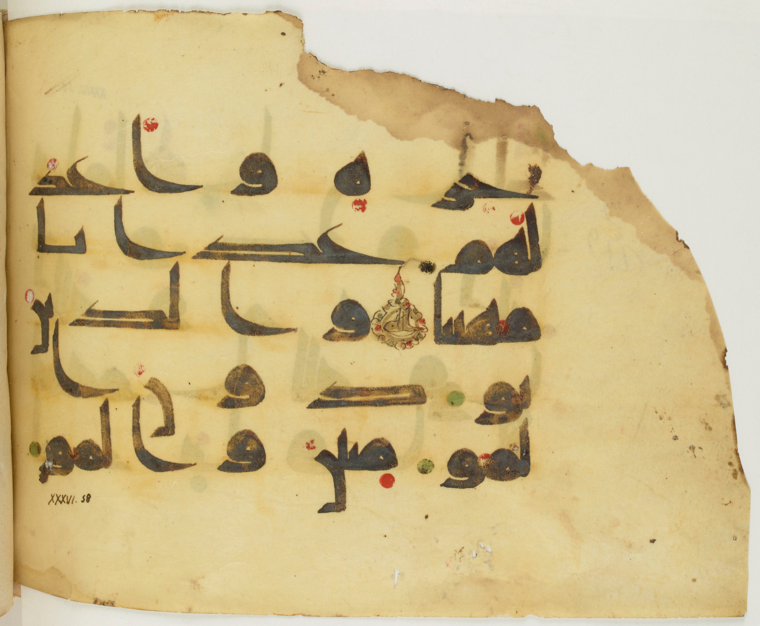 BNF Arabe 351 (Scan 2), in Kufic D.III script, showing Surah 33:57 from Mid 8th to Late 10th Century AD found in Mosque of ʿAmr b. al-ʿĀṣ in Fusṭāṭ (Old Cairo), Egypt, currently housed at Bibliothèque nationale de France, Paris