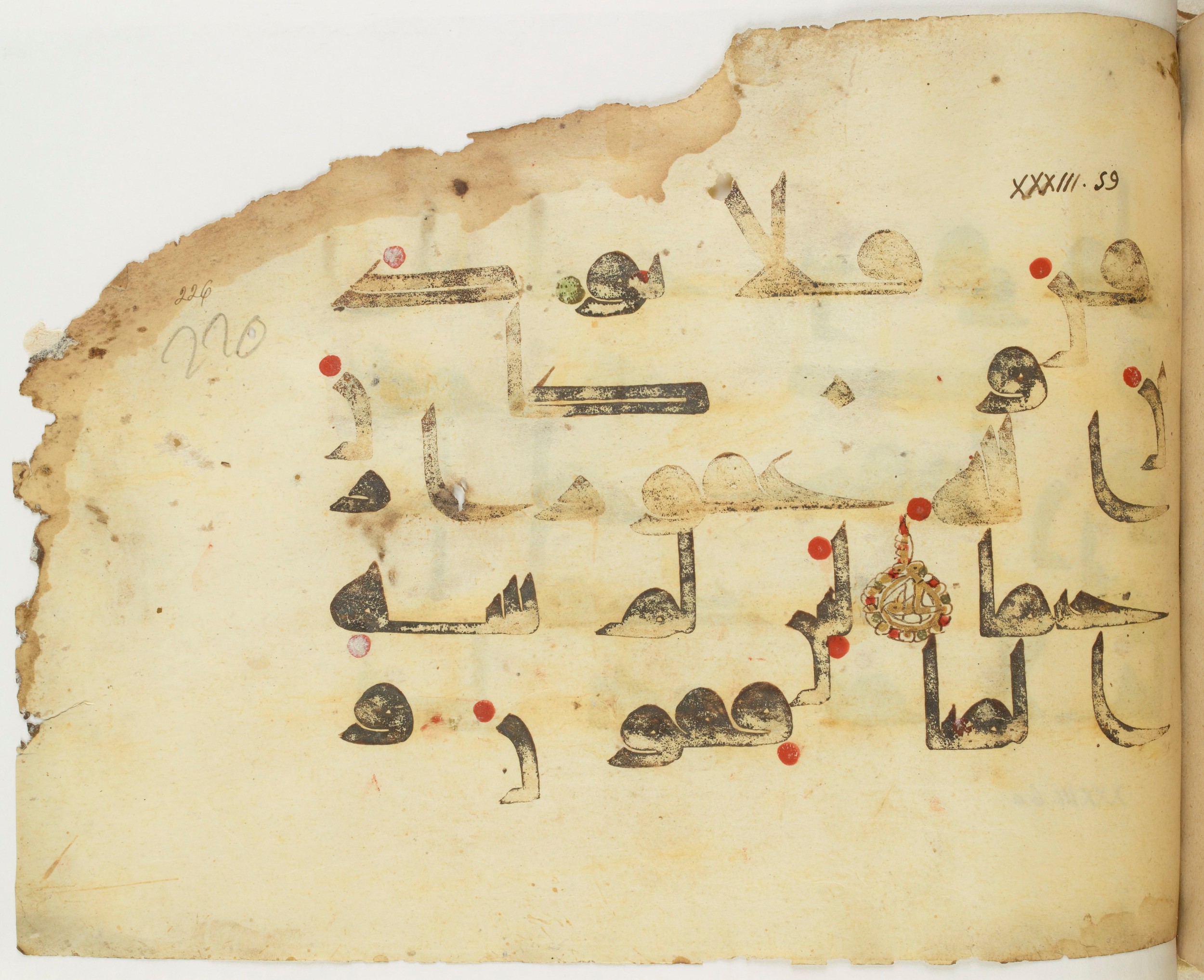 BNF Arabe 351, in Kufic D.III script, showing Surah 33:59 from Mid 8th to Late 10th Century AD found in Mosque of ʿAmr b. al-ʿĀṣ in Fusṭāṭ (Old Cairo), Egypt, currently housed at Bibliothèque nationale de France, Paris