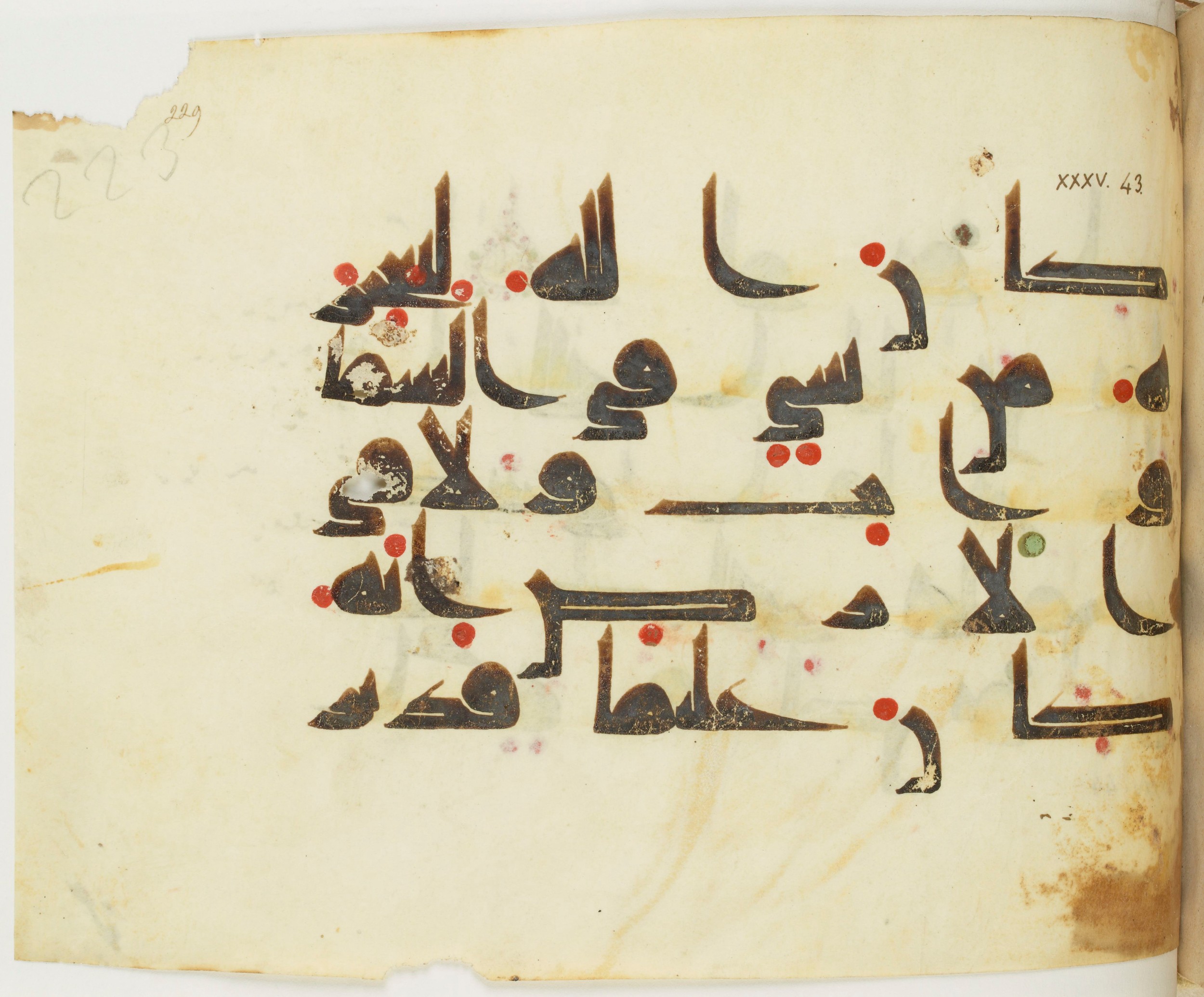 BNF Arabe 351 (Scan 1), in Kufic D.III script, showing Surah 35:44 from Mid 8th to Late 10th Century AD found in Mosque of ʿAmr b. al-ʿĀṣ in Fusṭāṭ (Old Cairo), Egypt, currently housed at Bibliothèque nationale de France, Paris