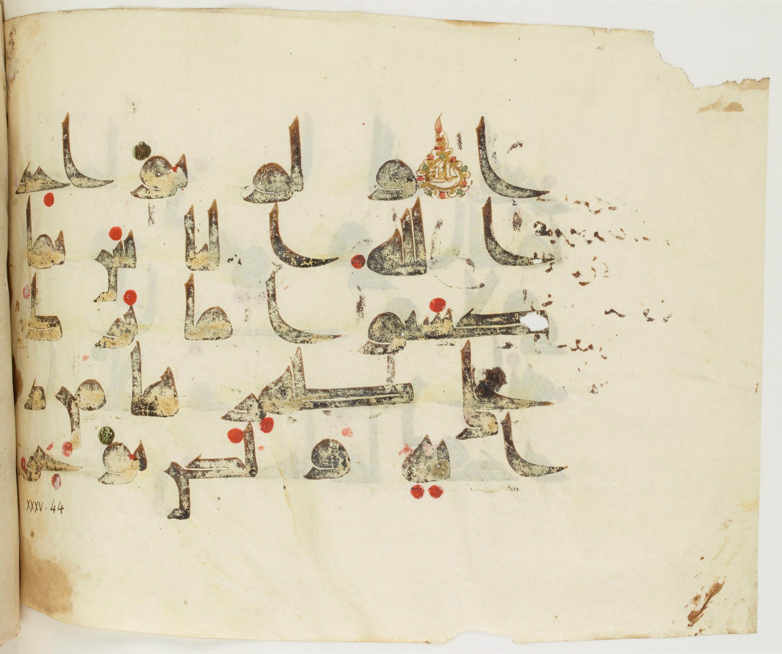 BNF Arabe 351, in Kufic D.III script, showing Surah 35:45 from Mid 8th to Late 10th Century AD found in Mosque of ʿAmr b. al-ʿĀṣ in Fusṭāṭ (Old Cairo), Egypt, currently housed at Bibliothèque nationale de France, Paris