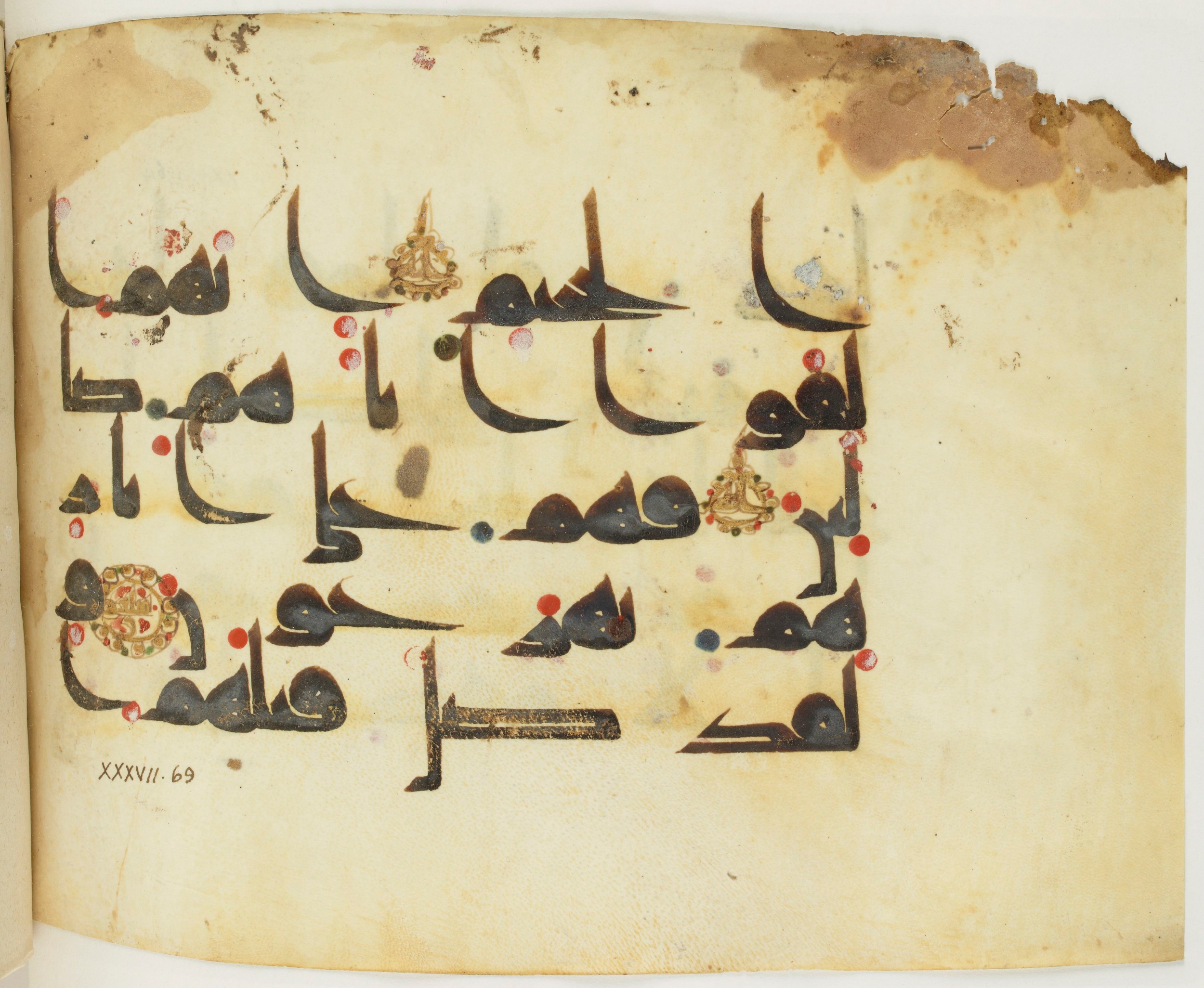 BNF Arabe 351 (Scan 1), in Kufic D.III script, showing Surah 37:71 from Mid 8th to Late 10th Century AD found in Mosque of ʿAmr b. al-ʿĀṣ in Fusṭāṭ (Old Cairo), Egypt, currently housed at Bibliothèque nationale de France, Paris