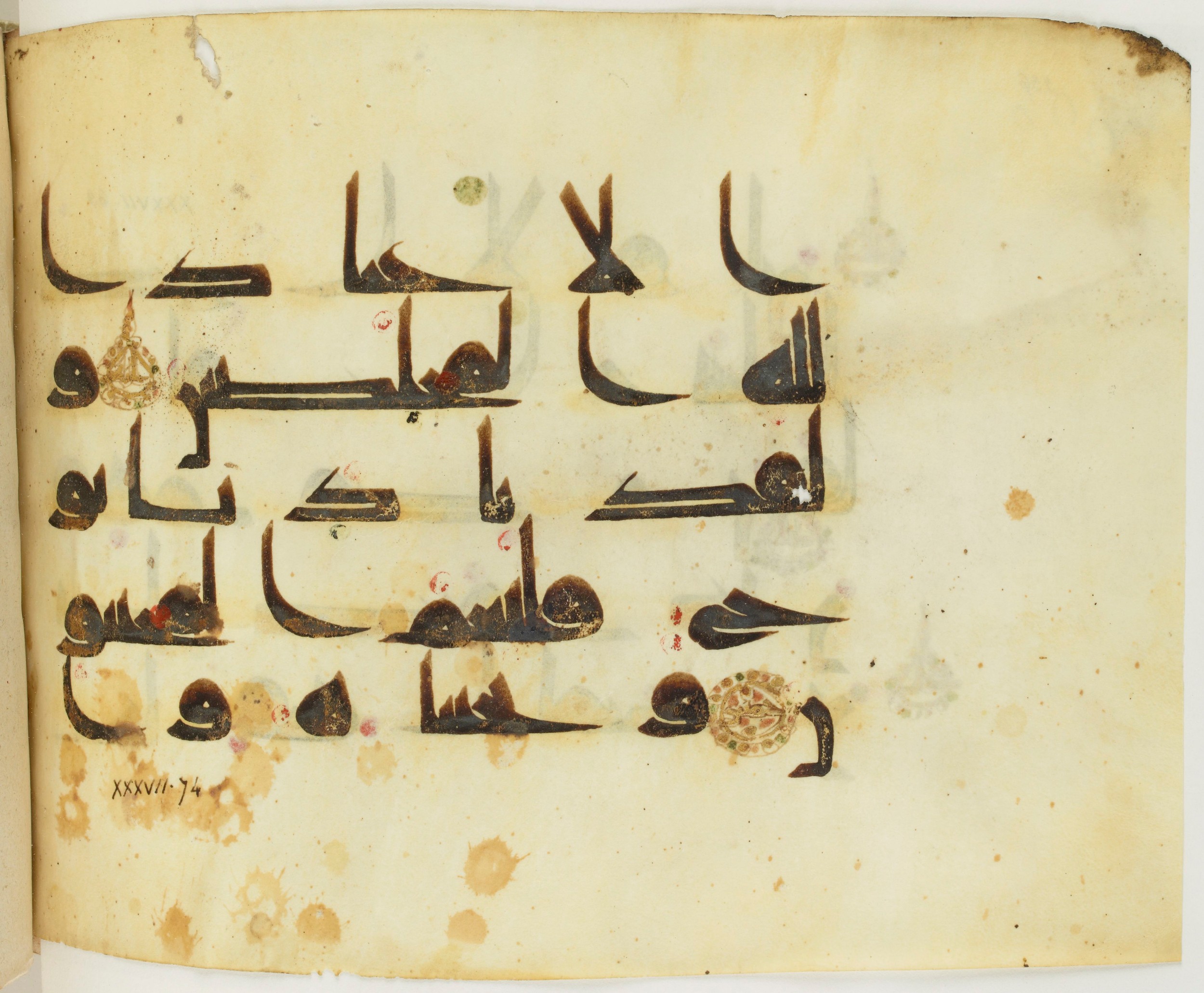 BNF Arabe 351, in Kufic D.III script, showing Surah 37:76 from Mid 8th to Late 10th Century AD found in Mosque of ʿAmr b. al-ʿĀṣ in Fusṭāṭ (Old Cairo), Egypt, currently housed at Bibliothèque nationale de France, Paris