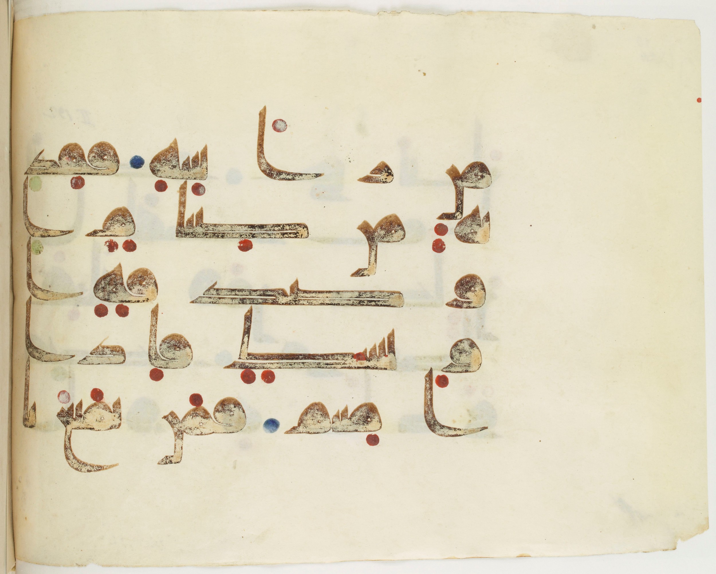 BNF Arabe 351 (Scan 2), in Kufic D.III script, showing Surah 2:196 from Mid 8th to Late 10th Century AD found in Mosque of ʿAmr b. al-ʿĀṣ in Fusṭāṭ (Old Cairo), Egypt, currently housed at Bibliothèque nationale de France, Paris