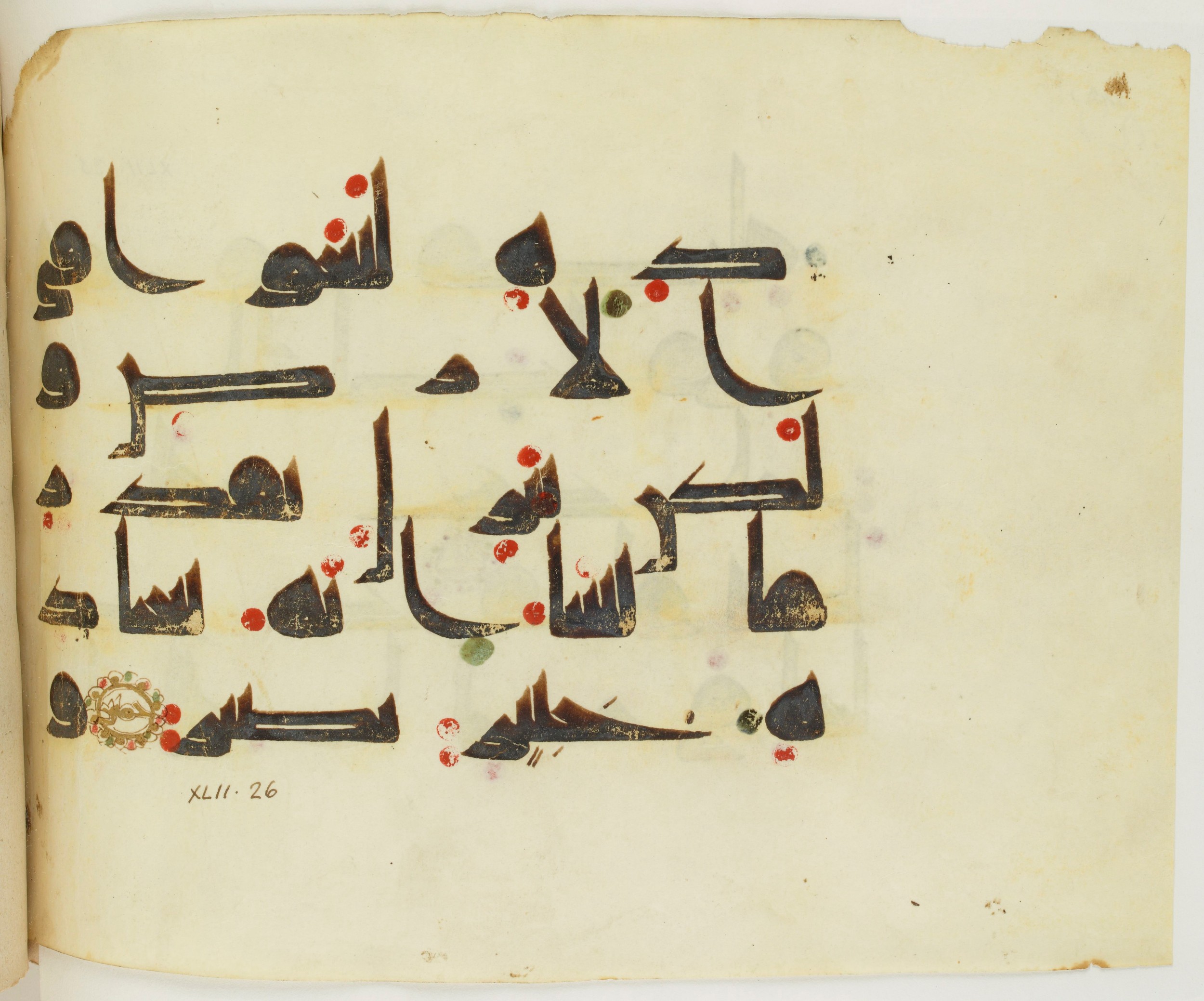 BNF Arabe 351 (Scan 2), in Kufic D.III script, showing Surah 42:27 from Mid 8th to Late 10th Century AD found in Mosque of ʿAmr b. al-ʿĀṣ in Fusṭāṭ (Old Cairo), Egypt, currently housed at Bibliothèque nationale de France, Paris