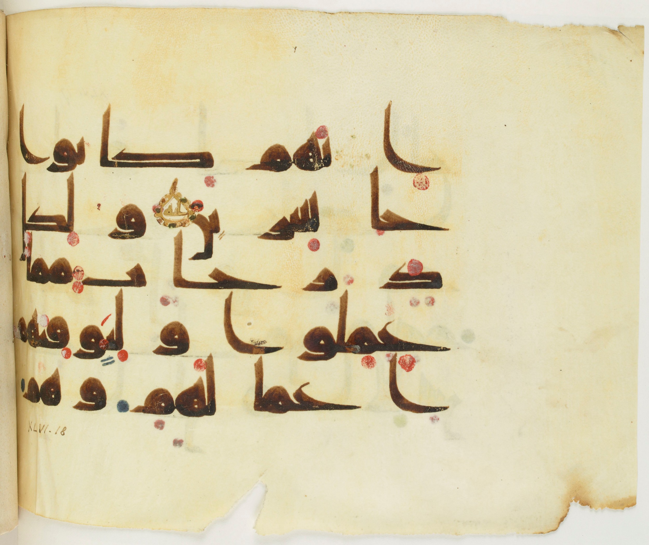 BNF Arabe 351 (Scan 2), in Kufic D.III script, showing Surah 46:18 from Mid 8th to Late 10th Century AD found in Mosque of ʿAmr b. al-ʿĀṣ in Fusṭāṭ (Old Cairo), Egypt, currently housed at Bibliothèque nationale de France, Paris