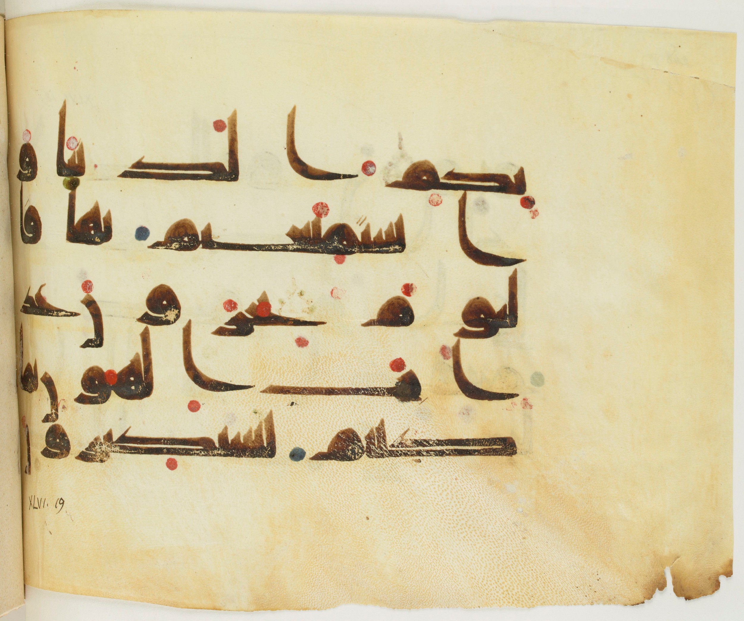 BNF Arabe 351 (Scan 2), in Kufic D.III script, showing Surah 46:20 from Mid 8th to Late 10th Century AD found in Mosque of ʿAmr b. al-ʿĀṣ in Fusṭāṭ (Old Cairo), Egypt, currently housed at Bibliothèque nationale de France, Paris