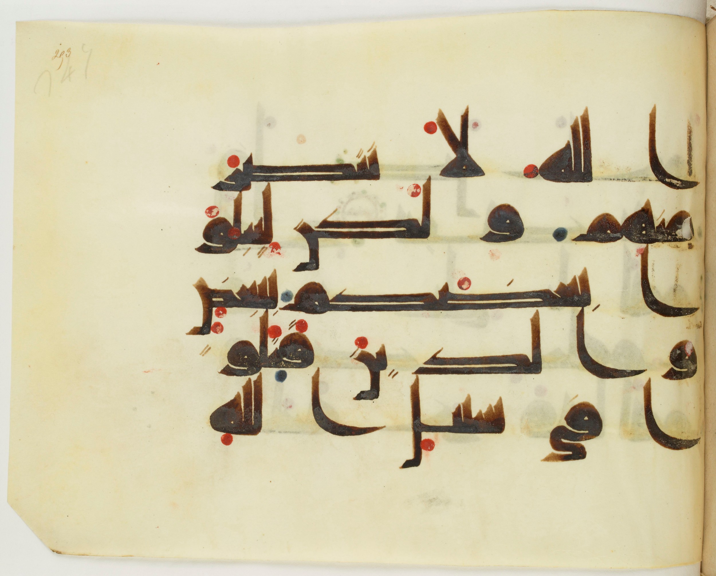 BNF Arabe 351 (Scan 4), in Kufic D.III script, showing Surah 47:4 from Mid 8th to Late 10th Century AD found in Mosque of ʿAmr b. al-ʿĀṣ in Fusṭāṭ (Old Cairo), Egypt, currently housed at Bibliothèque nationale de France, Paris