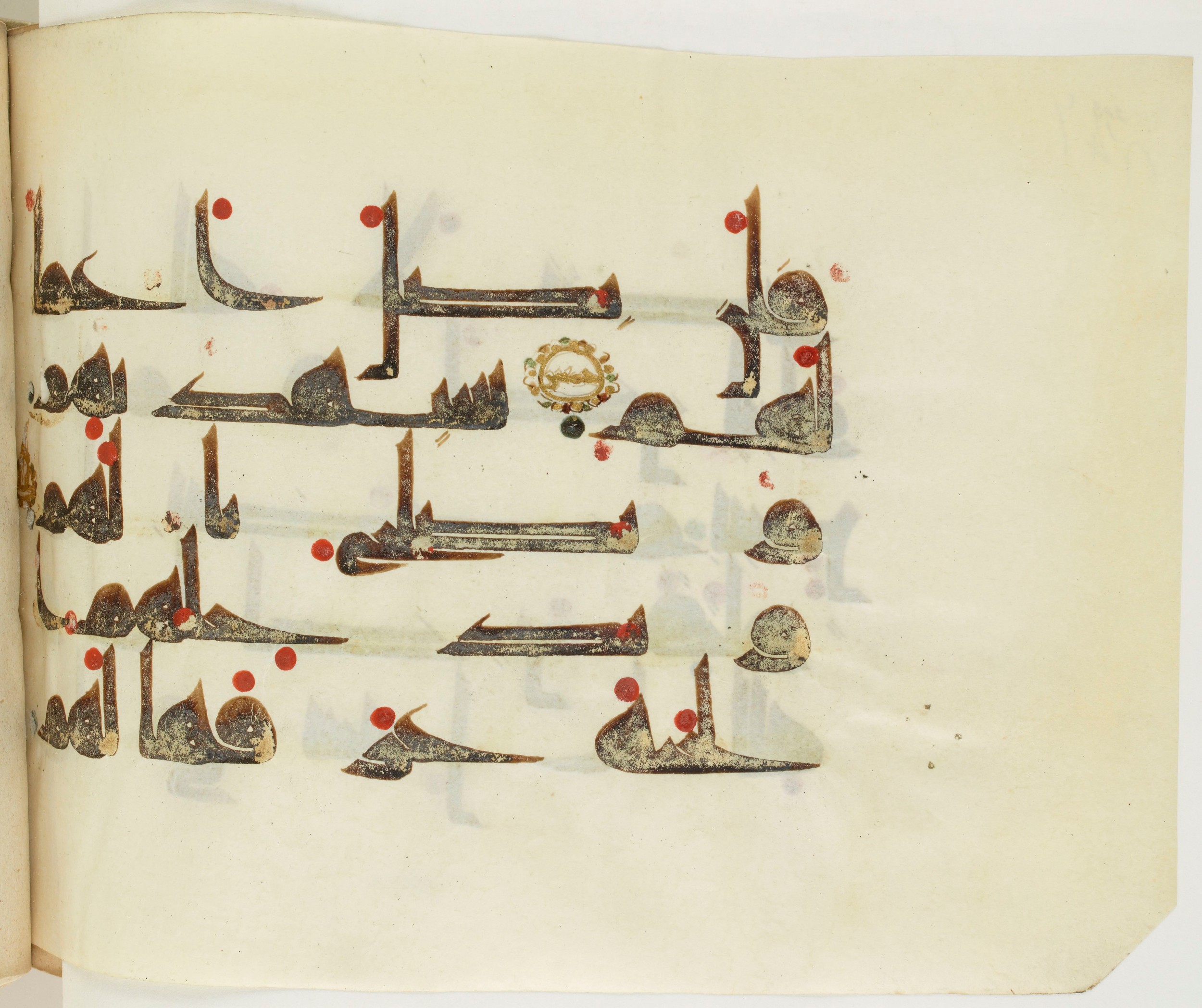 BNF Arabe 351 (Scan 5), in Kufic D.III script, showing Surah 47:4 from Mid 8th to Late 10th Century AD found in Mosque of ʿAmr b. al-ʿĀṣ in Fusṭāṭ (Old Cairo), Egypt, currently housed at Bibliothèque nationale de France, Paris