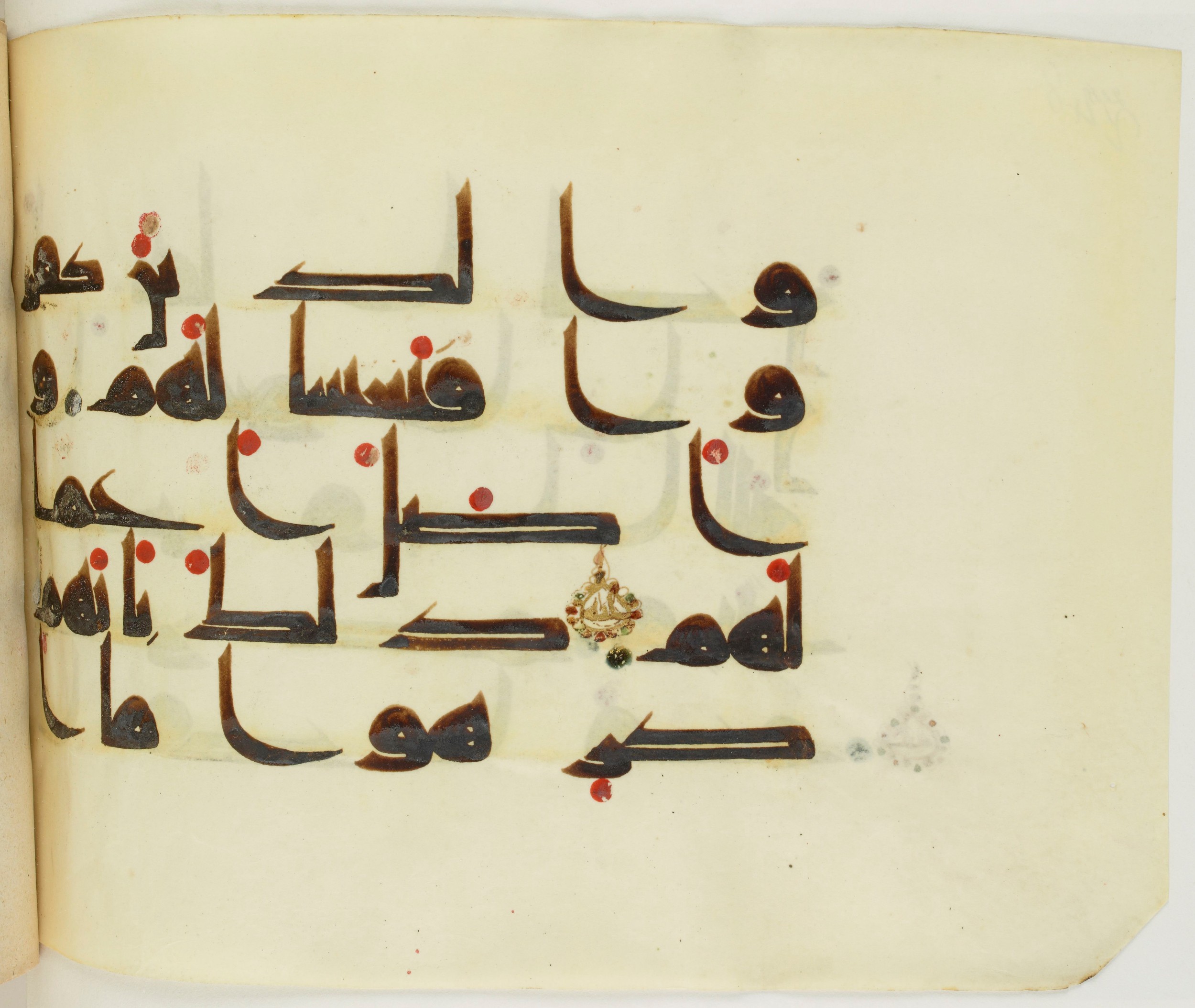 BNF Arabe 351, in Kufic D.III script, showing Surah 47:8 from Mid 8th to Late 10th Century AD found in Mosque of ʿAmr b. al-ʿĀṣ in Fusṭāṭ (Old Cairo), Egypt, currently housed at Bibliothèque nationale de France, Paris