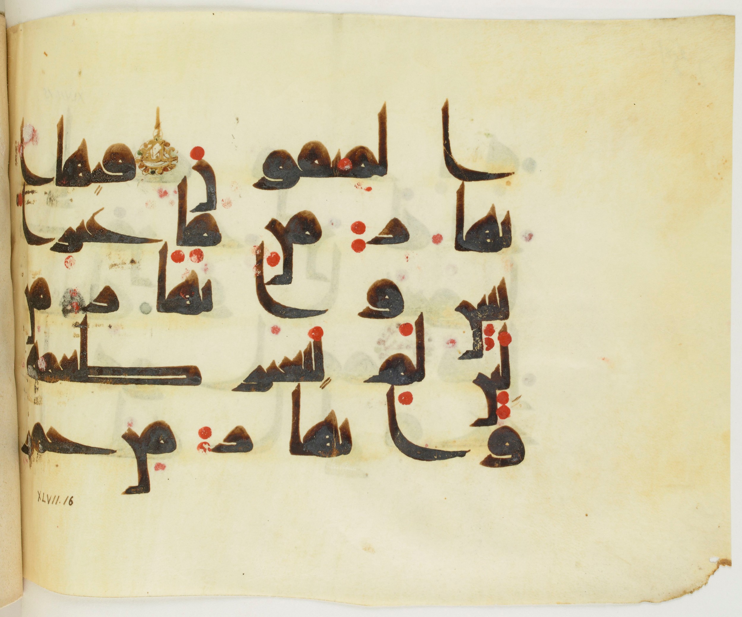 BNF Arabe 351 (Scan 2), in Kufic D.III script, showing Surah 47:15 from Mid 8th to Late 10th Century AD found in Mosque of ʿAmr b. al-ʿĀṣ in Fusṭāṭ (Old Cairo), Egypt, currently housed at Bibliothèque nationale de France, Paris