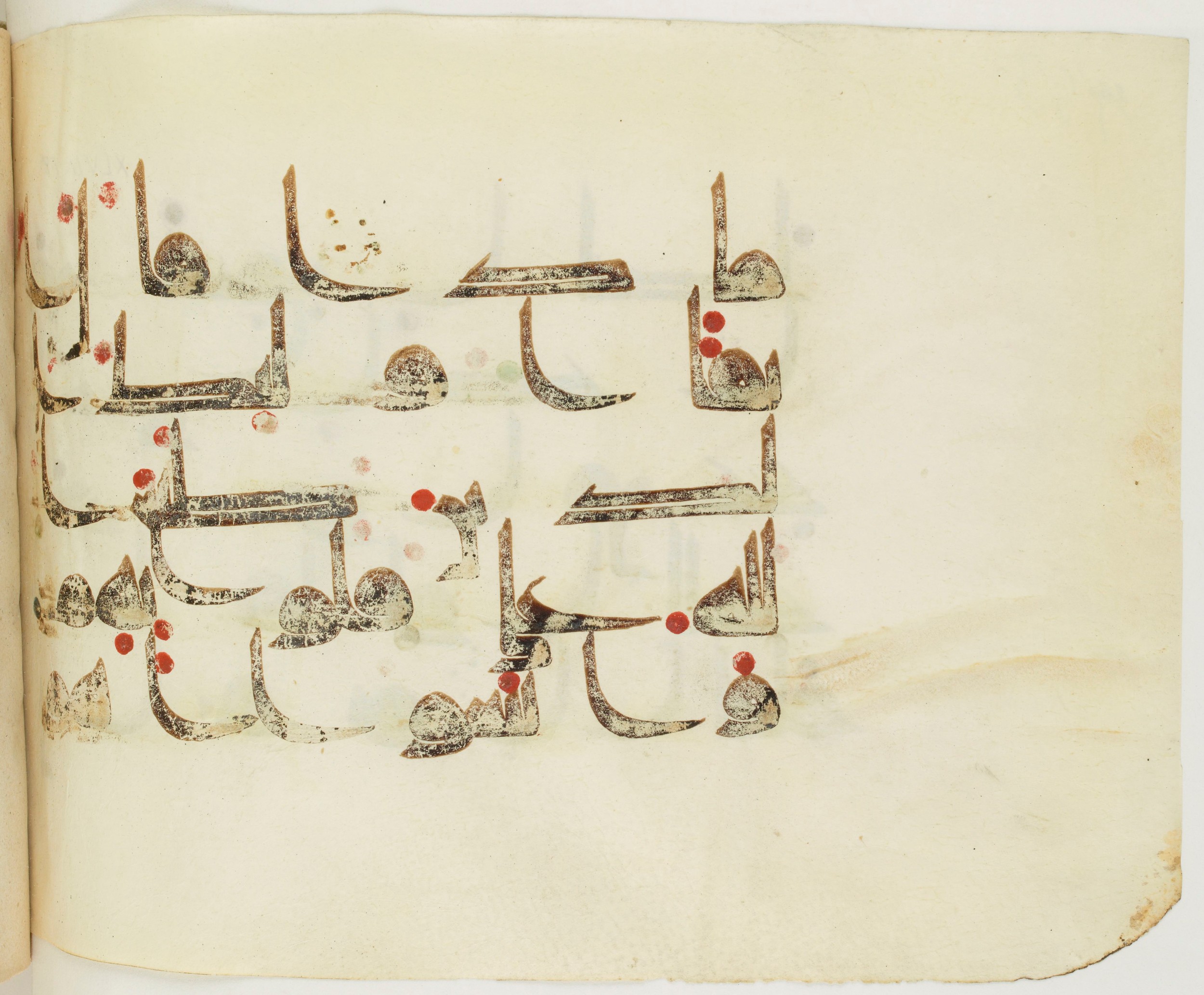 BNF Arabe 351 (Scan 3), in Kufic D.III script, showing Surah 47:16 from Mid 8th to Late 10th Century AD found in Mosque of ʿAmr b. al-ʿĀṣ in Fusṭāṭ (Old Cairo), Egypt, currently housed at Bibliothèque nationale de France, Paris