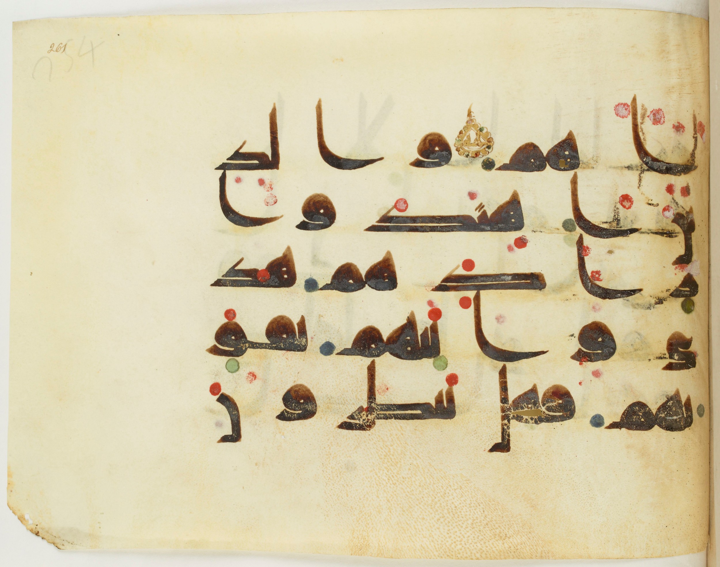 BNF Arabe 351 (Scan 4), in Kufic D.III script, showing Surah 47:16 from Mid 8th to Late 10th Century AD found in Mosque of ʿAmr b. al-ʿĀṣ in Fusṭāṭ (Old Cairo), Egypt, currently housed at Bibliothèque nationale de France, Paris