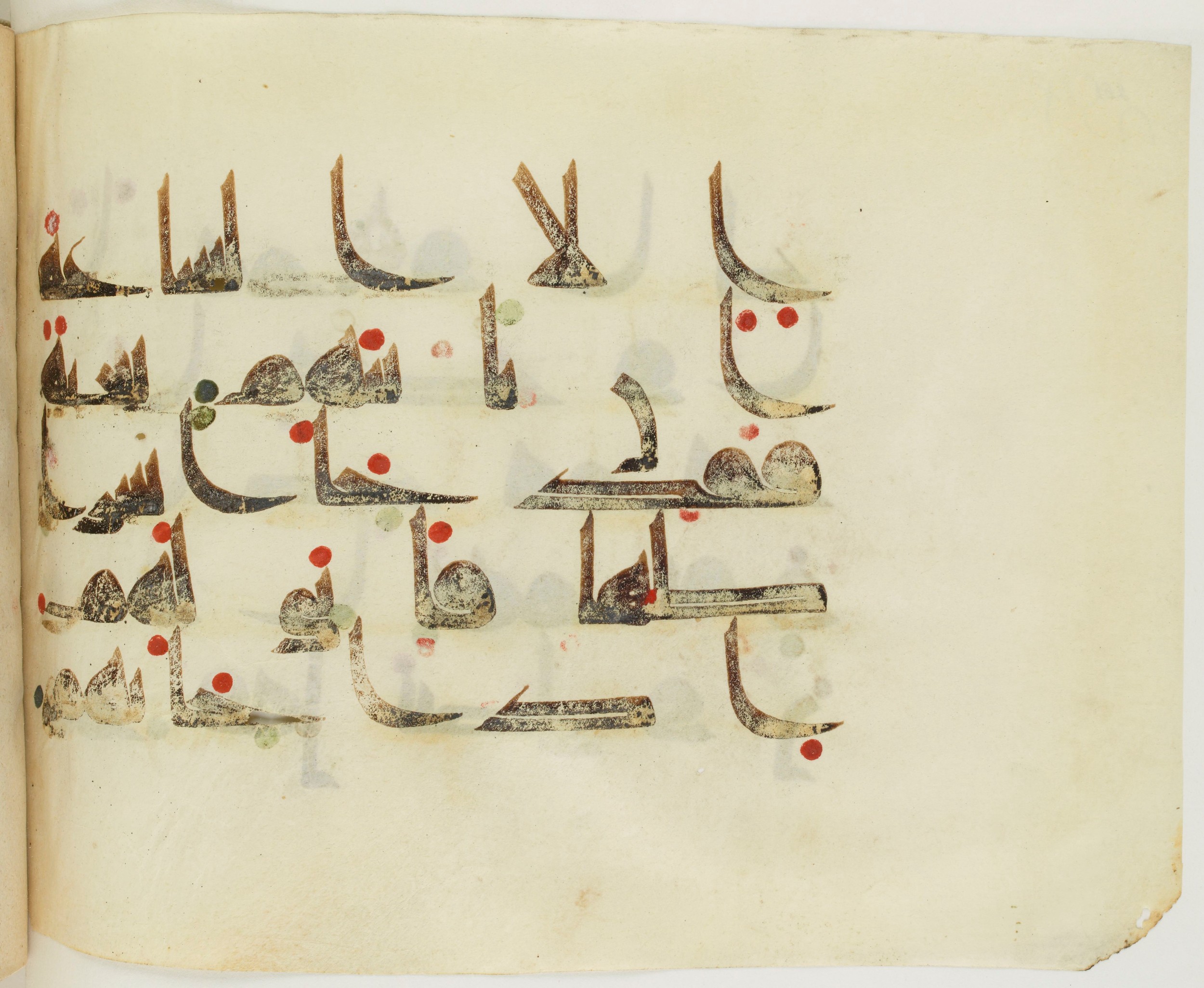 BNF Arabe 351 (Scan 2), in Kufic D.III script, showing Surah 47:18 from Mid 8th to Late 10th Century AD found in Mosque of ʿAmr b. al-ʿĀṣ in Fusṭāṭ (Old Cairo), Egypt, currently housed at Bibliothèque nationale de France, Paris