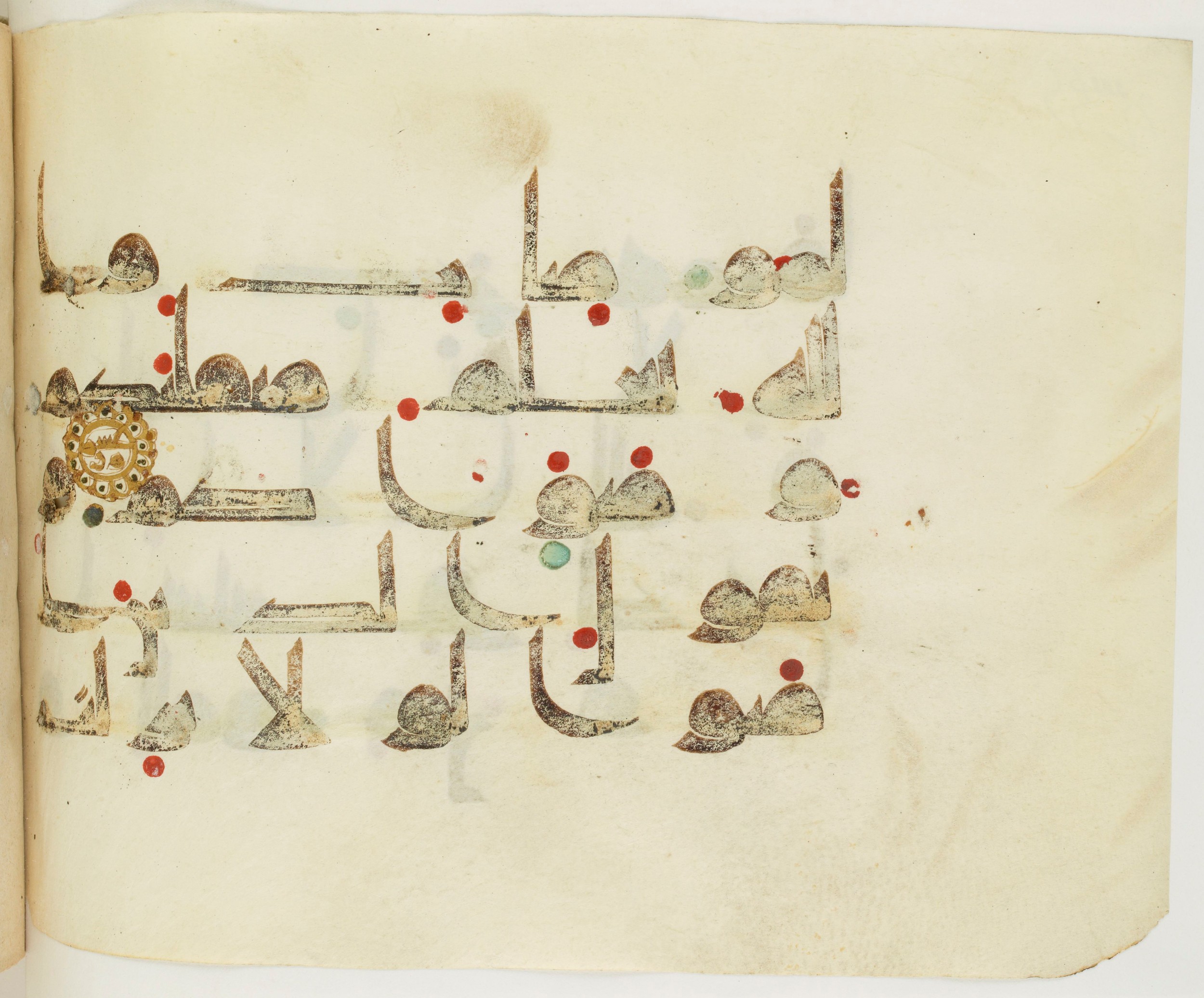 BNF Arabe 351 (Scan 1), in Kufic D.III script, showing Surah 47:20 from Mid 8th to Late 10th Century AD found in Mosque of ʿAmr b. al-ʿĀṣ in Fusṭāṭ (Old Cairo), Egypt, currently housed at Bibliothèque nationale de France, Paris