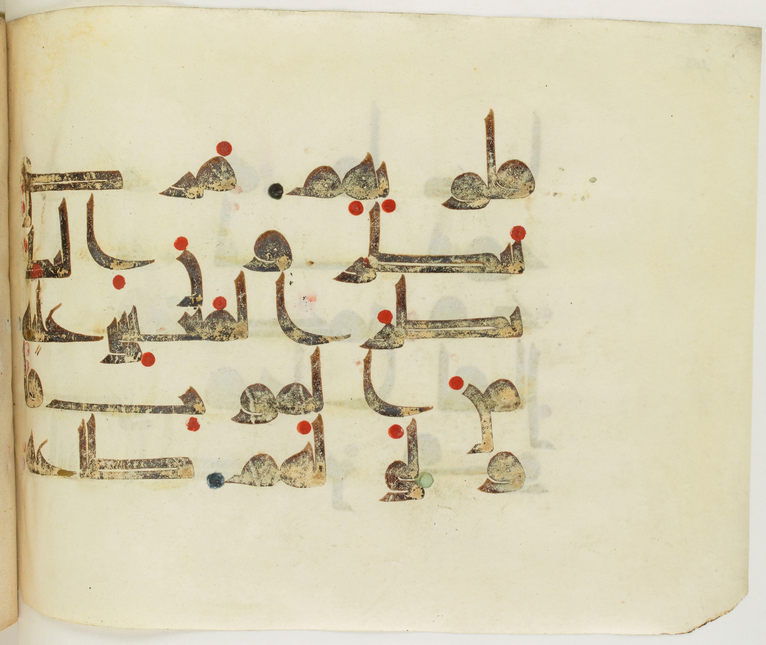 BNF Arabe 351 (Scan 1), in Kufic D.III script, showing Surah 47:21 from Mid 8th to Late 10th Century AD found in Mosque of ʿAmr b. al-ʿĀṣ in Fusṭāṭ (Old Cairo), Egypt, currently housed at Bibliothèque nationale de France, Paris