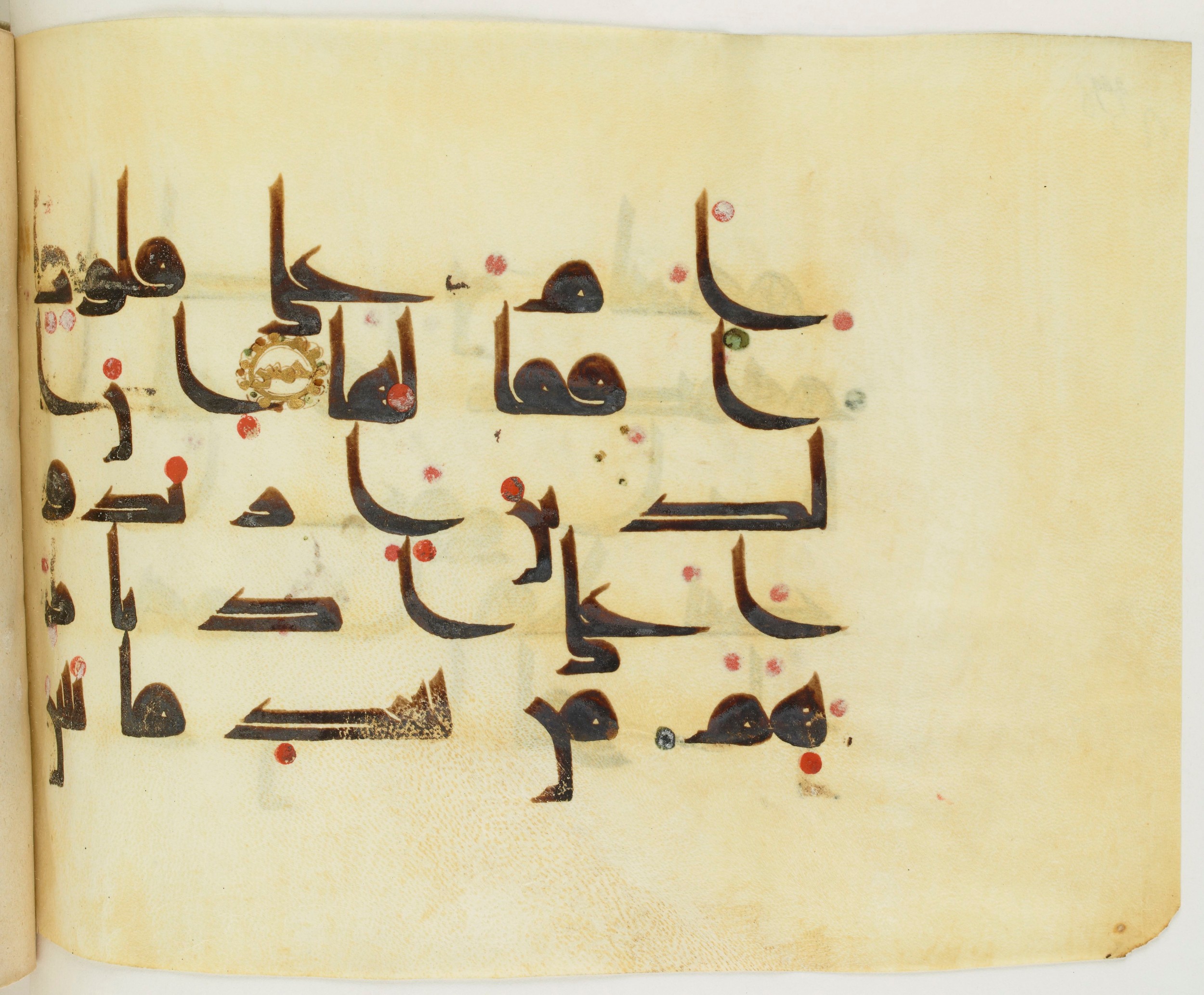 BNF Arabe 351 (Scan 2), in Kufic D.III script, showing Surah 47:24 from Mid 8th to Late 10th Century AD found in Mosque of ʿAmr b. al-ʿĀṣ in Fusṭāṭ (Old Cairo), Egypt, currently housed at Bibliothèque nationale de France, Paris