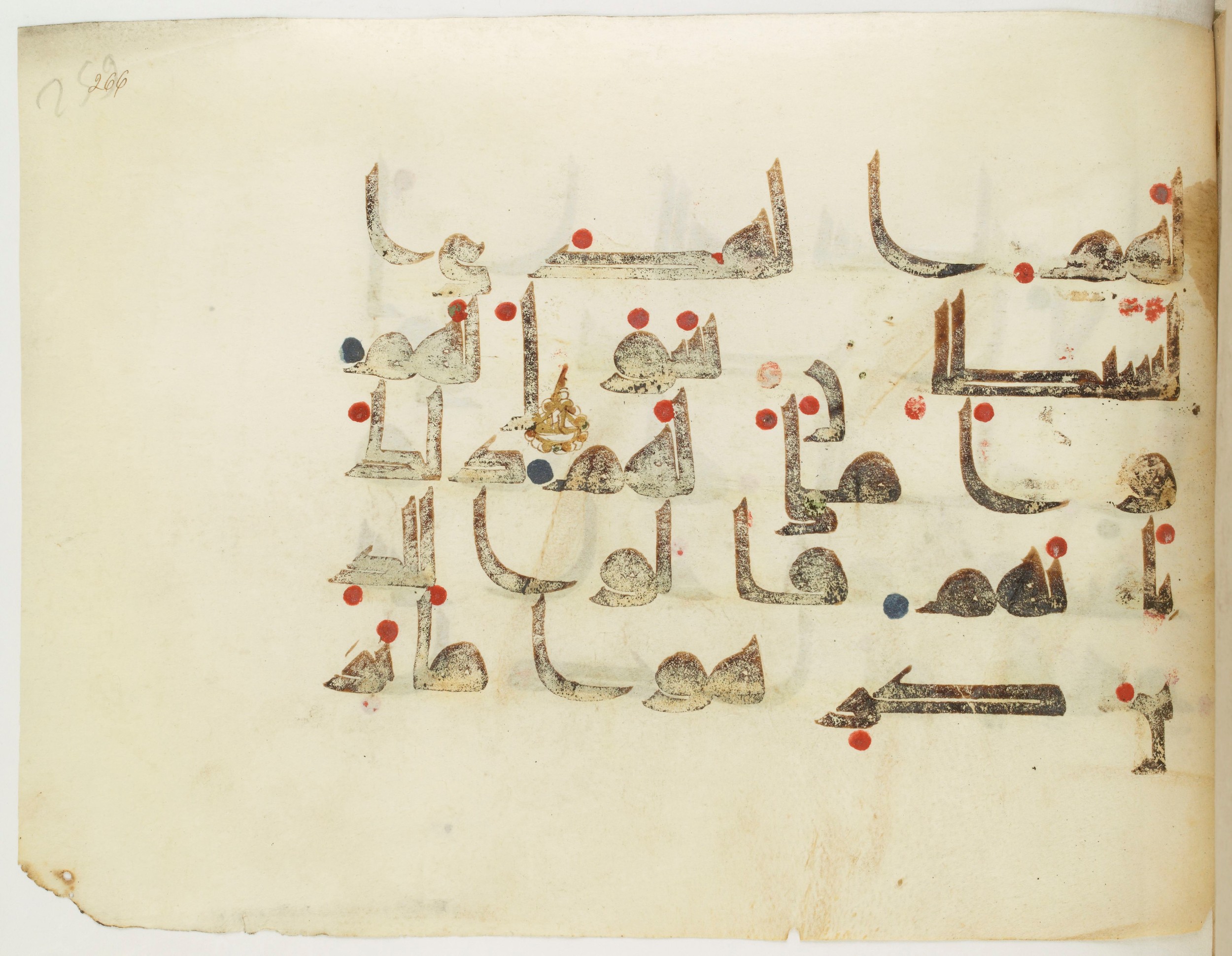 BNF Arabe 351 (Scan 2), in Kufic D.III script, showing Surah 47:25 from Mid 8th to Late 10th Century AD found in Mosque of ʿAmr b. al-ʿĀṣ in Fusṭāṭ (Old Cairo), Egypt, currently housed at Bibliothèque nationale de France, Paris