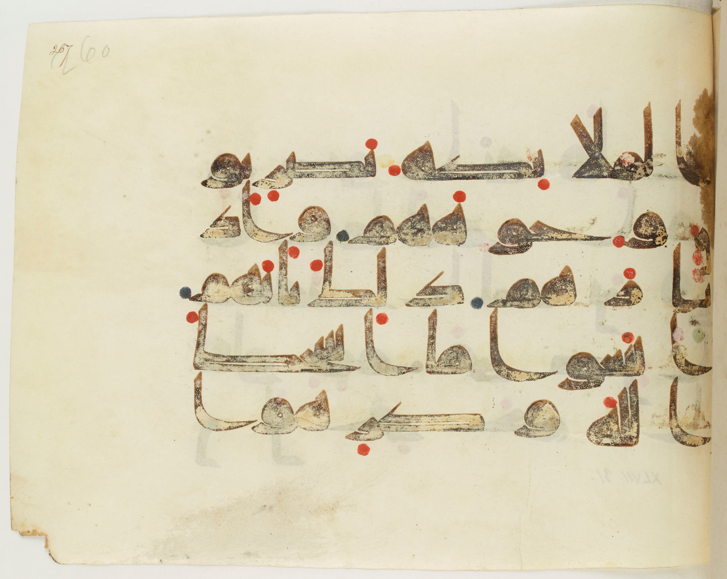 BNF Arabe 351 (Scan 1), in Kufic D.III script, showing Surah 47:28 from Mid 8th to Late 10th Century AD found in Mosque of ʿAmr b. al-ʿĀṣ in Fusṭāṭ (Old Cairo), Egypt, currently housed at Bibliothèque nationale de France, Paris
