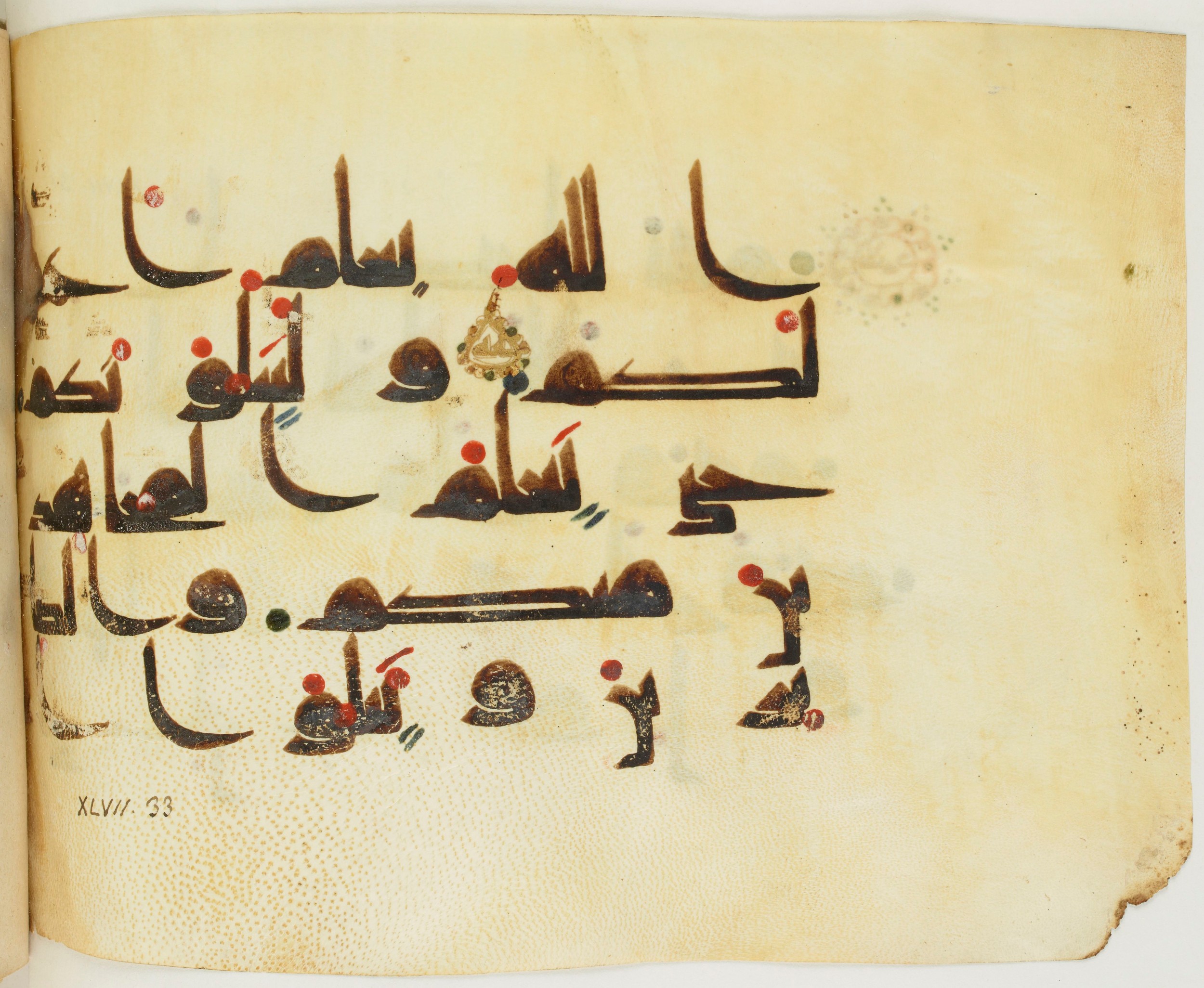 BNF Arabe 351 (Scan 2), in Kufic D.III script, showing Surah 47:30 from Mid 8th to Late 10th Century AD found in Mosque of ʿAmr b. al-ʿĀṣ in Fusṭāṭ (Old Cairo), Egypt, currently housed at Bibliothèque nationale de France, Paris