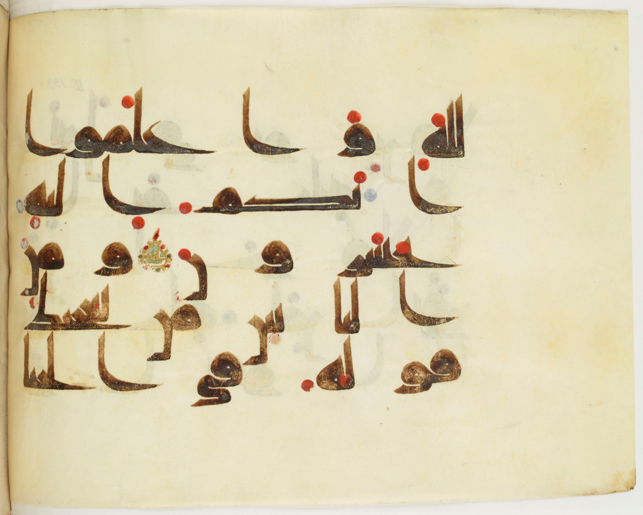 BNF Arabe 351 (Scan 2), in Kufic D.III script, showing Surah 2:203 from Mid 8th to Late 10th Century AD found in Mosque of ʿAmr b. al-ʿĀṣ in Fusṭāṭ (Old Cairo), Egypt, currently housed at Bibliothèque nationale de France, Paris