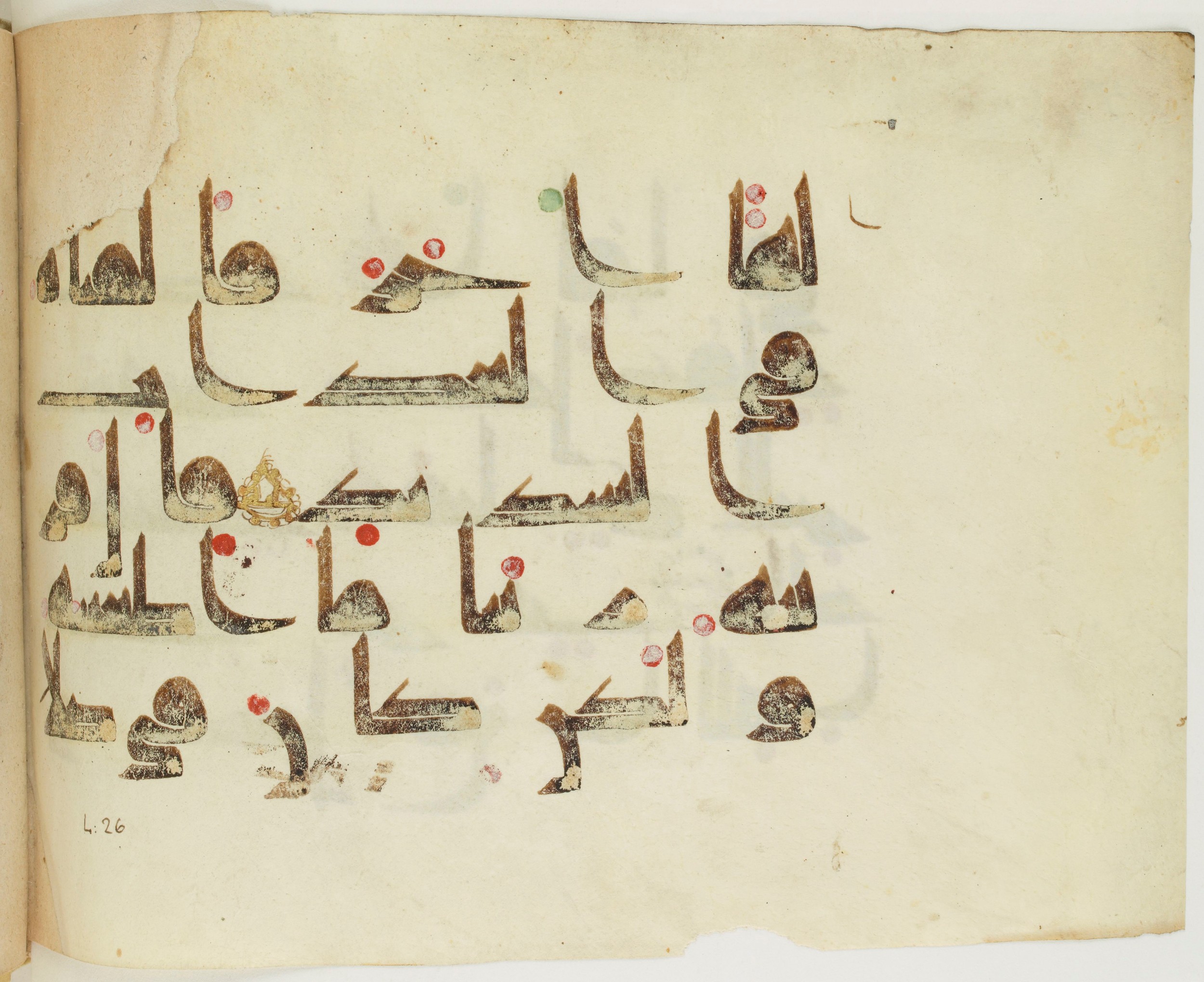 BNF Arabe 351, in Kufic D.III script, showing Surah 50:27 from Mid 8th to Late 10th Century AD found in Mosque of ʿAmr b. al-ʿĀṣ in Fusṭāṭ (Old Cairo), Egypt, currently housed at Bibliothèque nationale de France, Paris