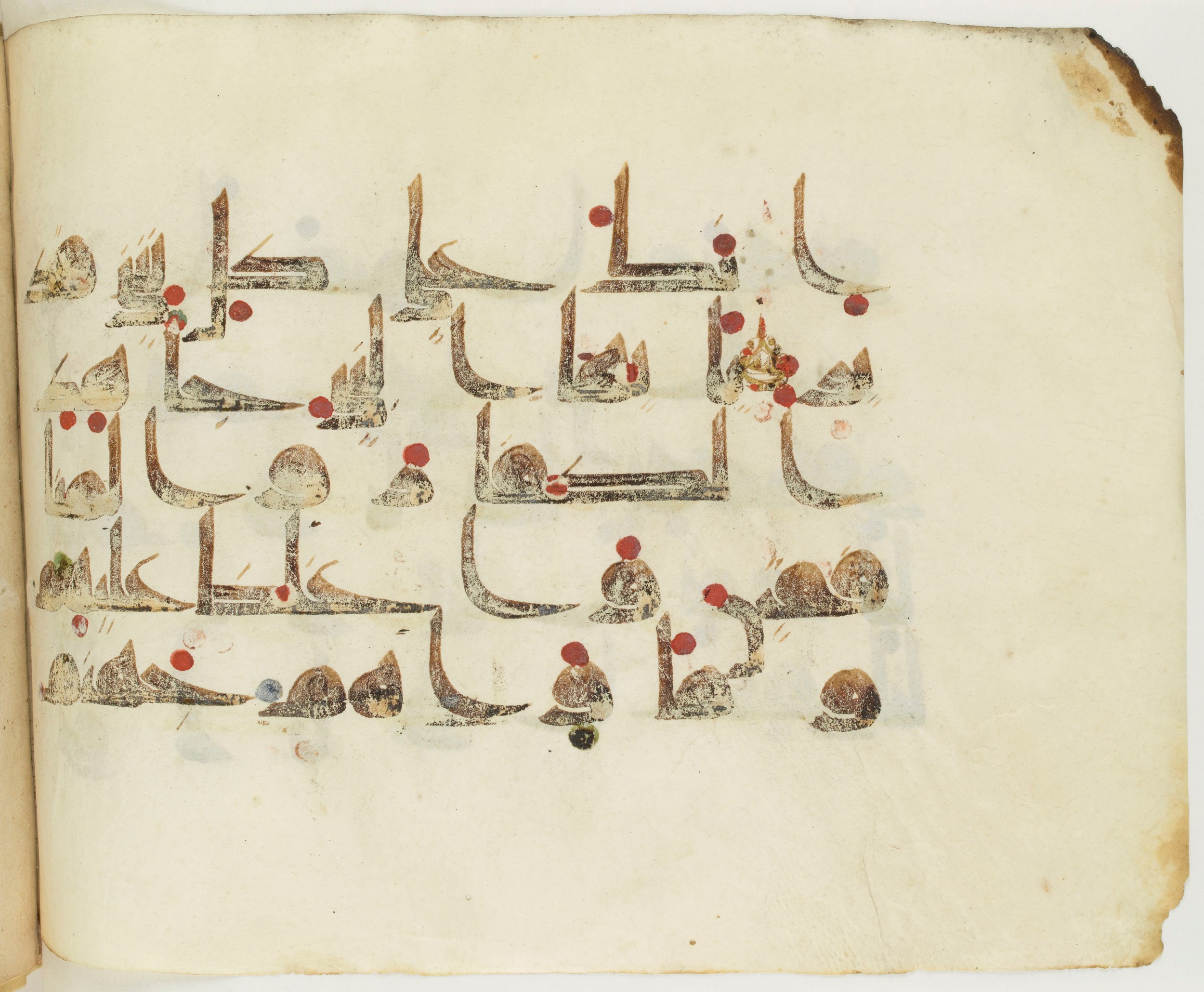 BNF Arabe 351 (Scan 4), in Kufic D.III script, showing Surah 66:8 from Mid 8th to Late 10th Century AD found in Mosque of ʿAmr b. al-ʿĀṣ in Fusṭāṭ (Old Cairo), Egypt, currently housed at Bibliothèque nationale de France, Paris