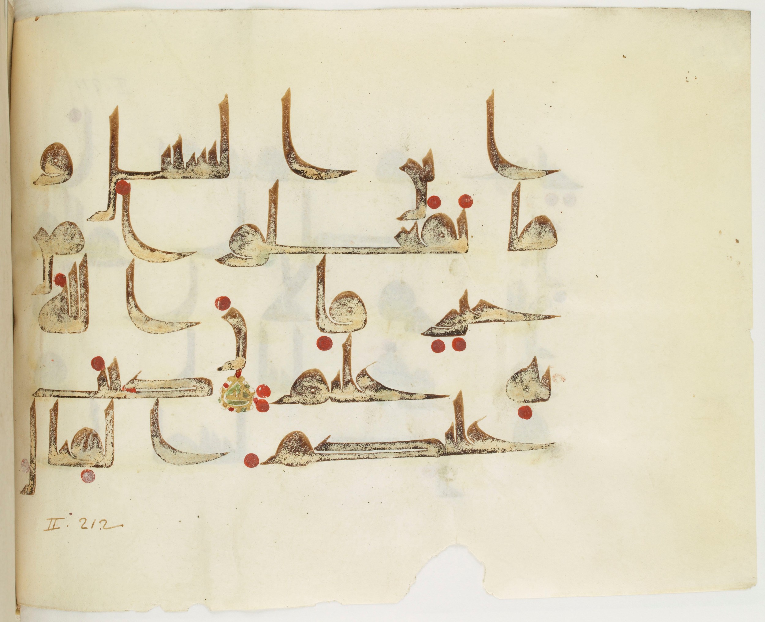 BNF Arabe 351 (Scan 1), in Kufic D.III script, showing Surah 2:216 from Mid 8th to Late 10th Century AD found in Mosque of ʿAmr b. al-ʿĀṣ in Fusṭāṭ (Old Cairo), Egypt, currently housed at Bibliothèque nationale de France, Paris