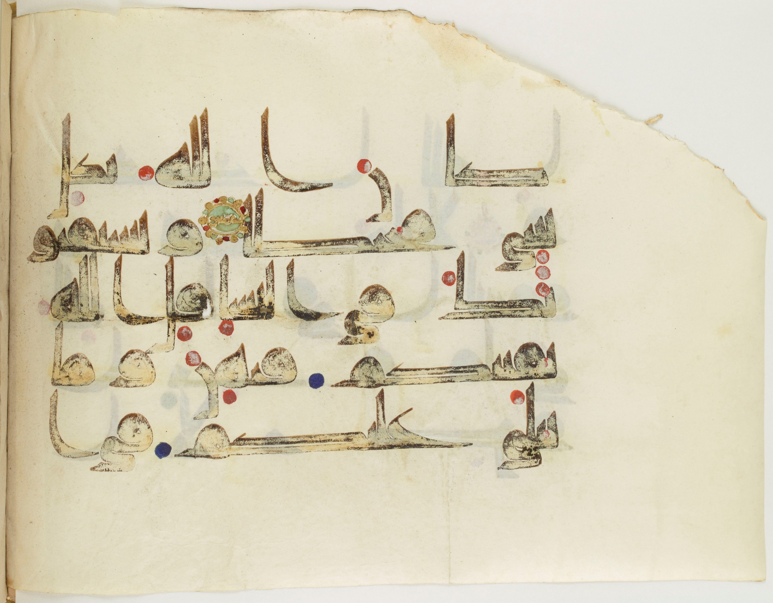 BNF Arabe 351 (Scan 2), in Kufic D.III script, showing Surah 4:126 from Mid 8th to Late 10th Century AD found in Mosque of ʿAmr b. al-ʿĀṣ in Fusṭāṭ (Old Cairo), Egypt, currently housed at Bibliothèque nationale de France, Paris