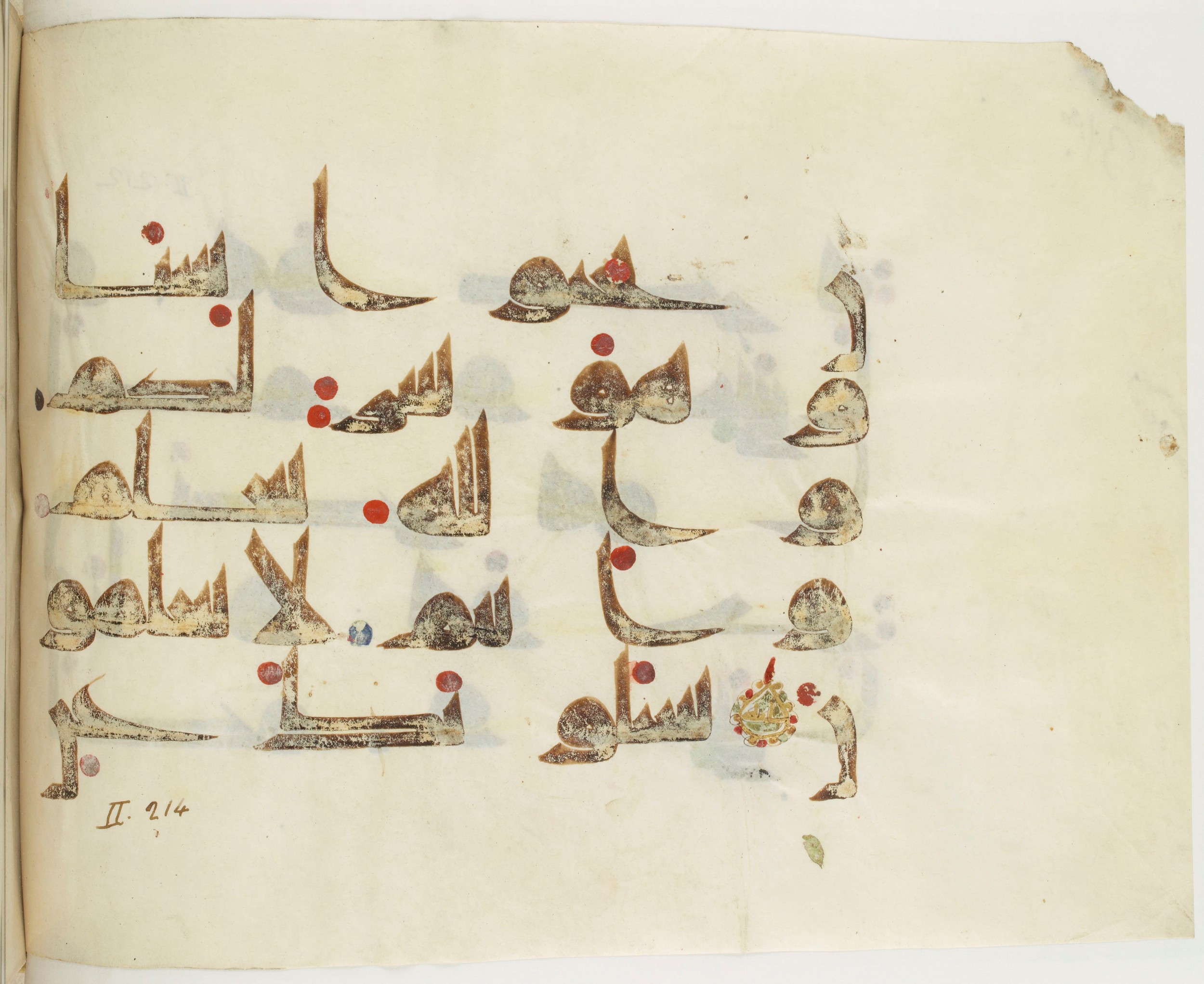 BNF Arabe 351, in Kufic D.III script, showing Surah 2:217 from Mid 8th to Late 10th Century AD found in Mosque of ʿAmr b. al-ʿĀṣ in Fusṭāṭ (Old Cairo), Egypt, currently housed at Bibliothèque nationale de France, Paris