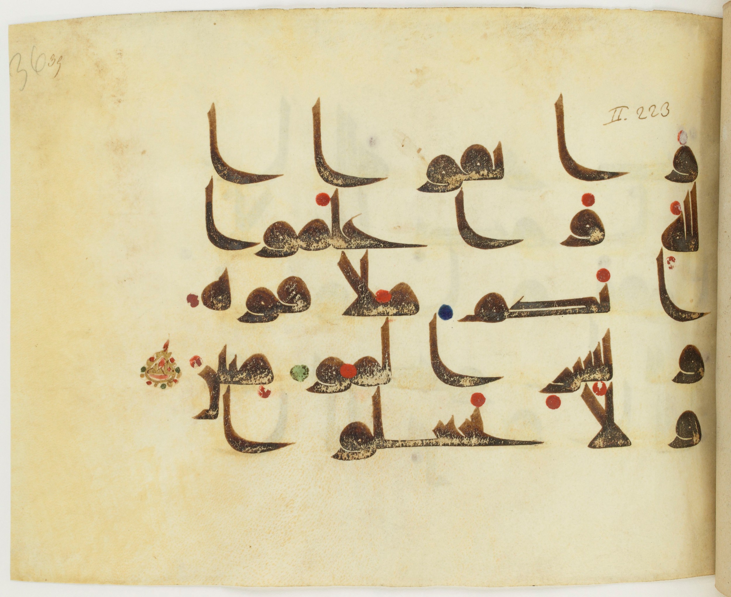 BNF Arabe 351 (Scan 1), in Kufic D.III script, showing Surah 2:224 from Mid 8th to Late 10th Century AD found in Mosque of ʿAmr b. al-ʿĀṣ in Fusṭāṭ (Old Cairo), Egypt, currently housed at Bibliothèque nationale de France, Paris
