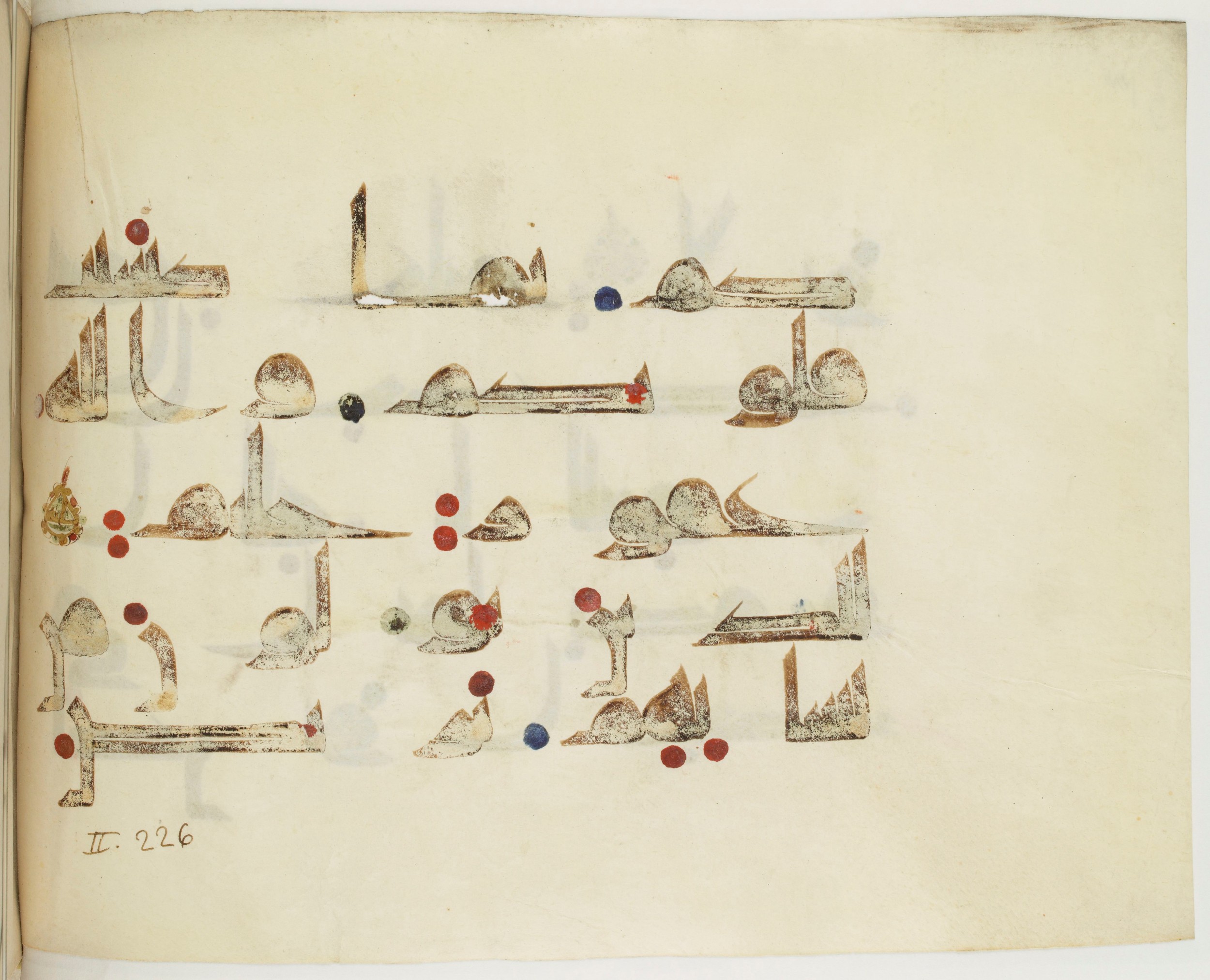 BNF Arabe 351 (Scan 2), in Kufic D.III script, showing Surah 2:225 from Mid 8th to Late 10th Century AD found in Mosque of ʿAmr b. al-ʿĀṣ in Fusṭāṭ (Old Cairo), Egypt, currently housed at Bibliothèque nationale de France, Paris