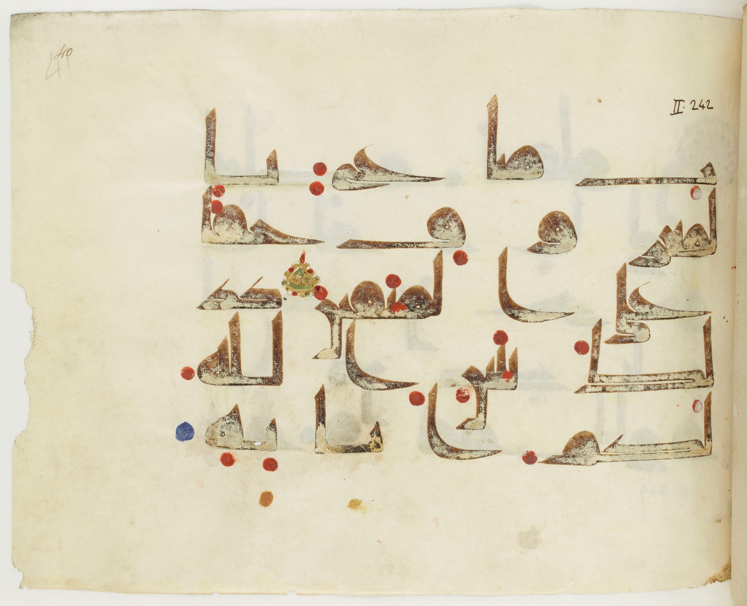BNF Arabe 351 (Scan 1), in Kufic D.III script, showing Surah 2:242 from Mid 8th to Late 10th Century AD found in Mosque of ʿAmr b. al-ʿĀṣ in Fusṭāṭ (Old Cairo), Egypt, currently housed at Bibliothèque nationale de France, Paris