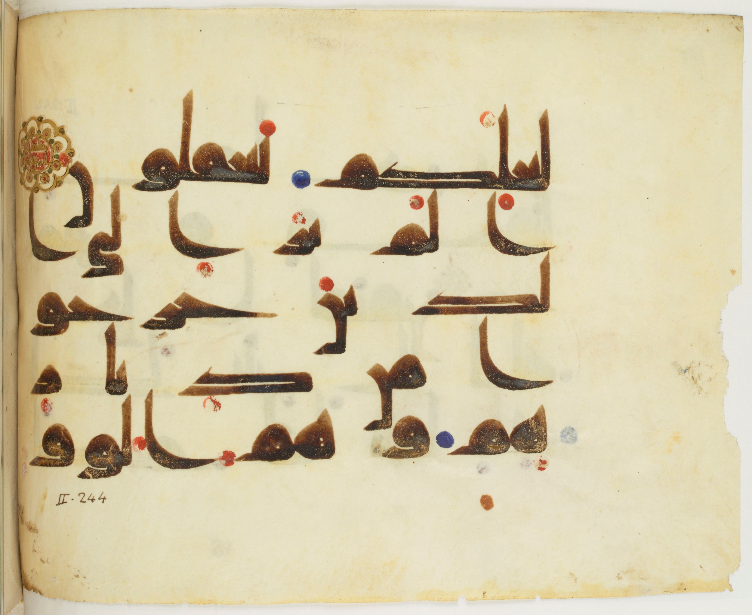 BNF Arabe 351, in Kufic D.III script, showing Surah 2:243 from Mid 8th to Late 10th Century AD found in Mosque of ʿAmr b. al-ʿĀṣ in Fusṭāṭ (Old Cairo), Egypt, currently housed at Bibliothèque nationale de France, Paris