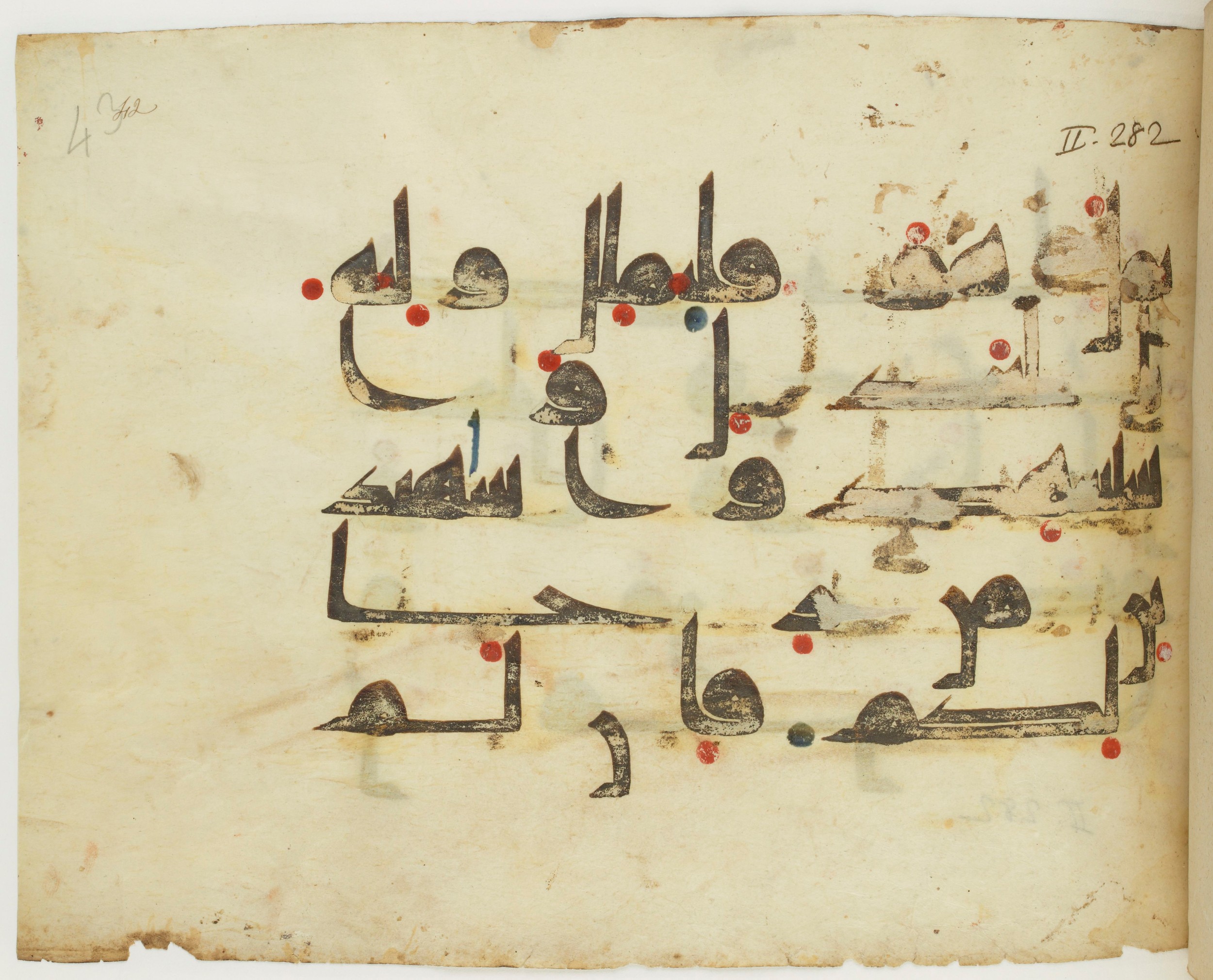 BNF Arabe 351 (Scan 1), in Kufic D.III script, showing Surah 2:282 from Mid 8th to Late 10th Century AD found in Mosque of ʿAmr b. al-ʿĀṣ in Fusṭāṭ (Old Cairo), Egypt, currently housed at Bibliothèque nationale de France, Paris