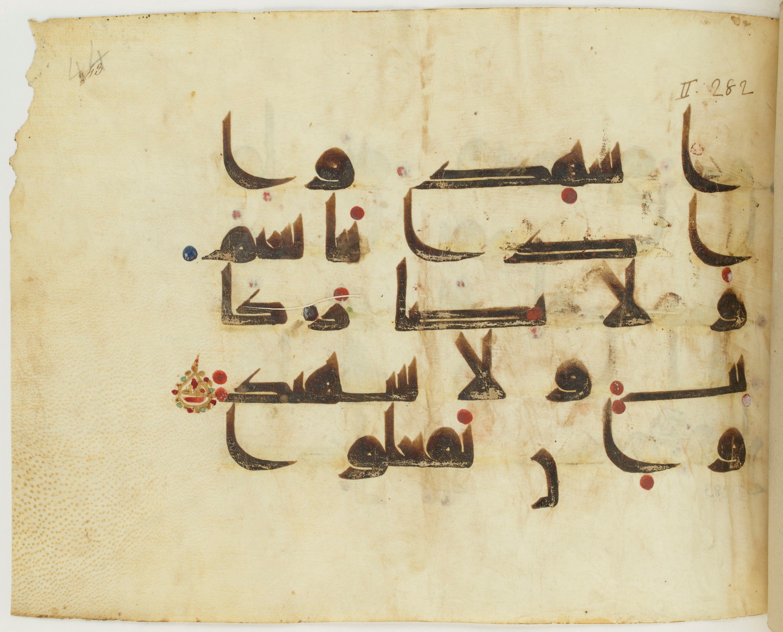 BNF Arabe 351 (Scan 3), in Kufic D.III script, showing Surah 2:282 from Mid 8th to Late 10th Century AD found in Mosque of ʿAmr b. al-ʿĀṣ in Fusṭāṭ (Old Cairo), Egypt, currently housed at Bibliothèque nationale de France, Paris