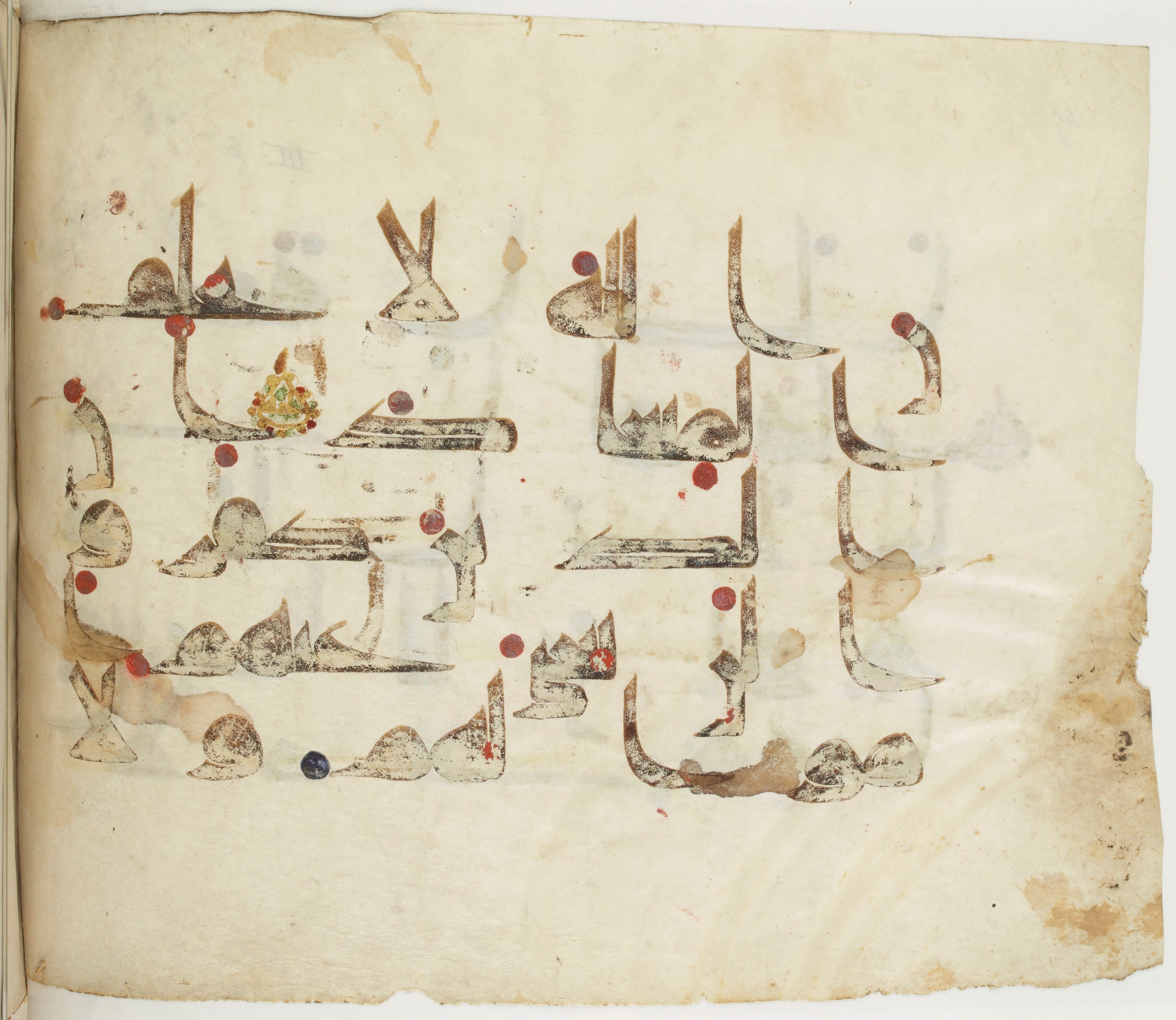 BNF Arabe 351 (Scan 2), in Kufic D.III script, showing Surah 3:9 from Mid 8th to Late 10th Century AD found in Mosque of ʿAmr b. al-ʿĀṣ in Fusṭāṭ (Old Cairo), Egypt, currently housed at Bibliothèque nationale de France, Paris