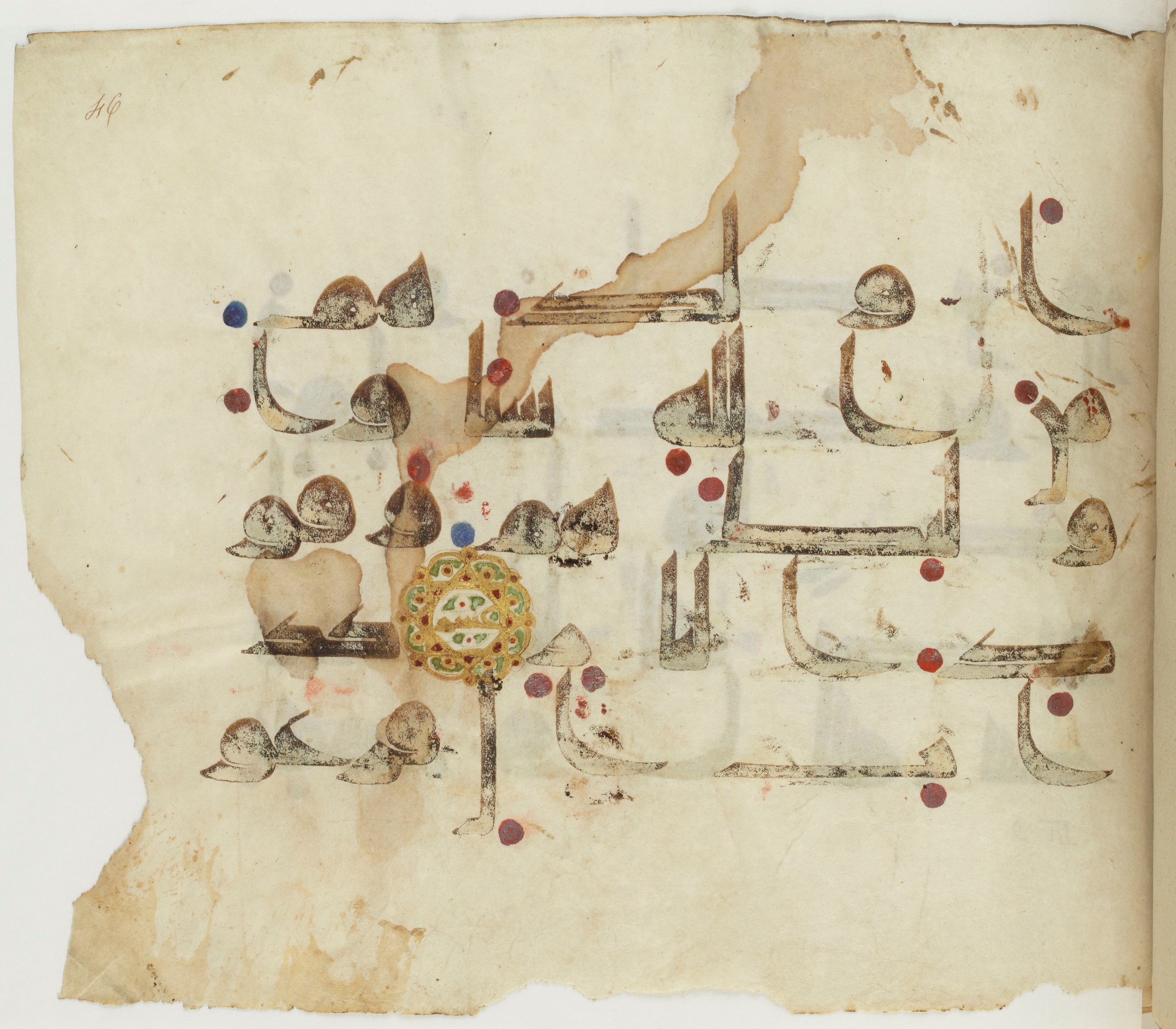 BNF Arabe 351 (Scan 1), in Kufic D.III script, showing Surah 3:11 from Mid 8th to Late 10th Century AD found in Mosque of ʿAmr b. al-ʿĀṣ in Fusṭāṭ (Old Cairo), Egypt, currently housed at Bibliothèque nationale de France, Paris