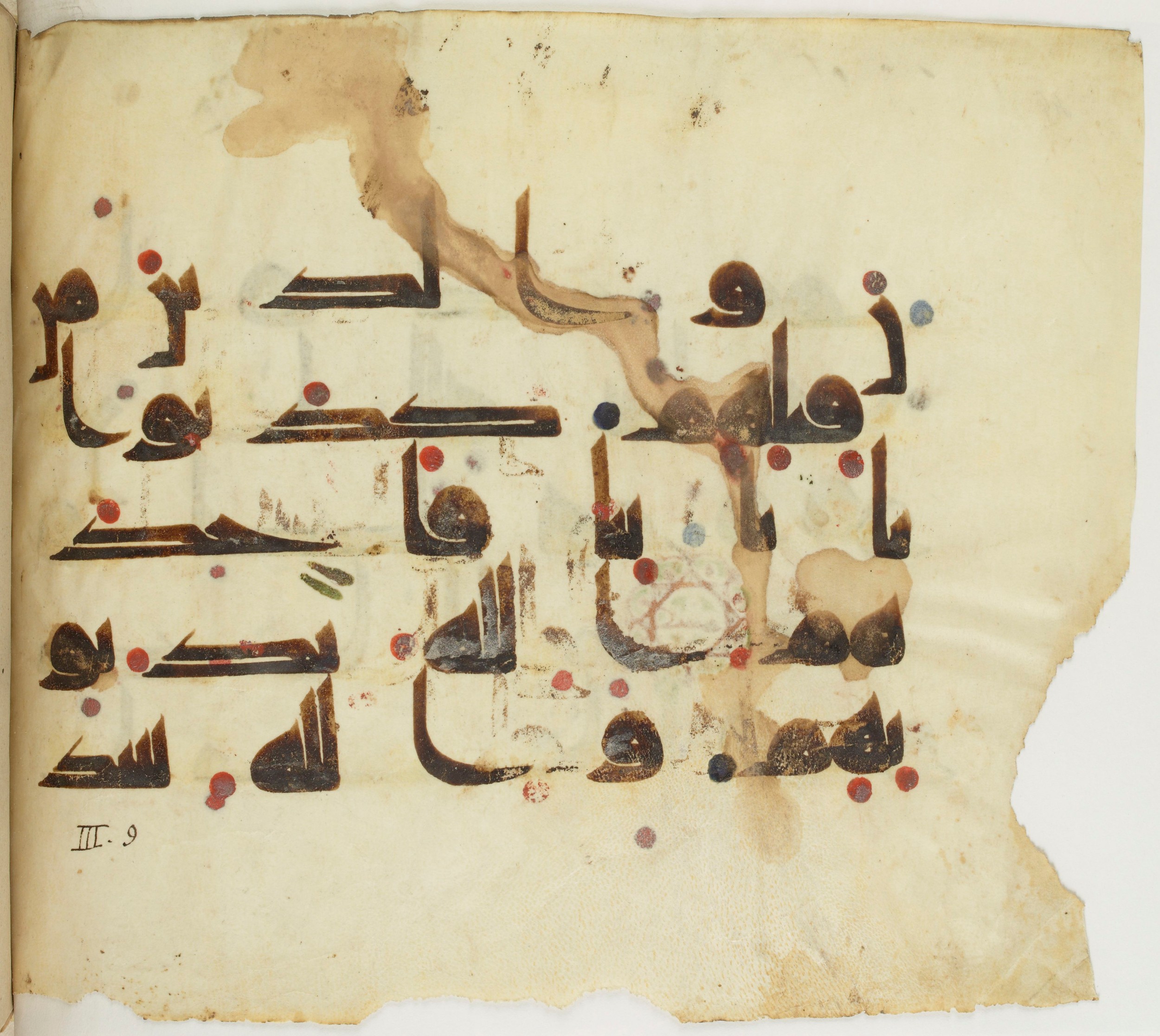 BNF Arabe 351 (Scan 2), in Kufic D.III script, showing Surah 3:11 from Mid 8th to Late 10th Century AD found in Mosque of ʿAmr b. al-ʿĀṣ in Fusṭāṭ (Old Cairo), Egypt, currently housed at Bibliothèque nationale de France, Paris