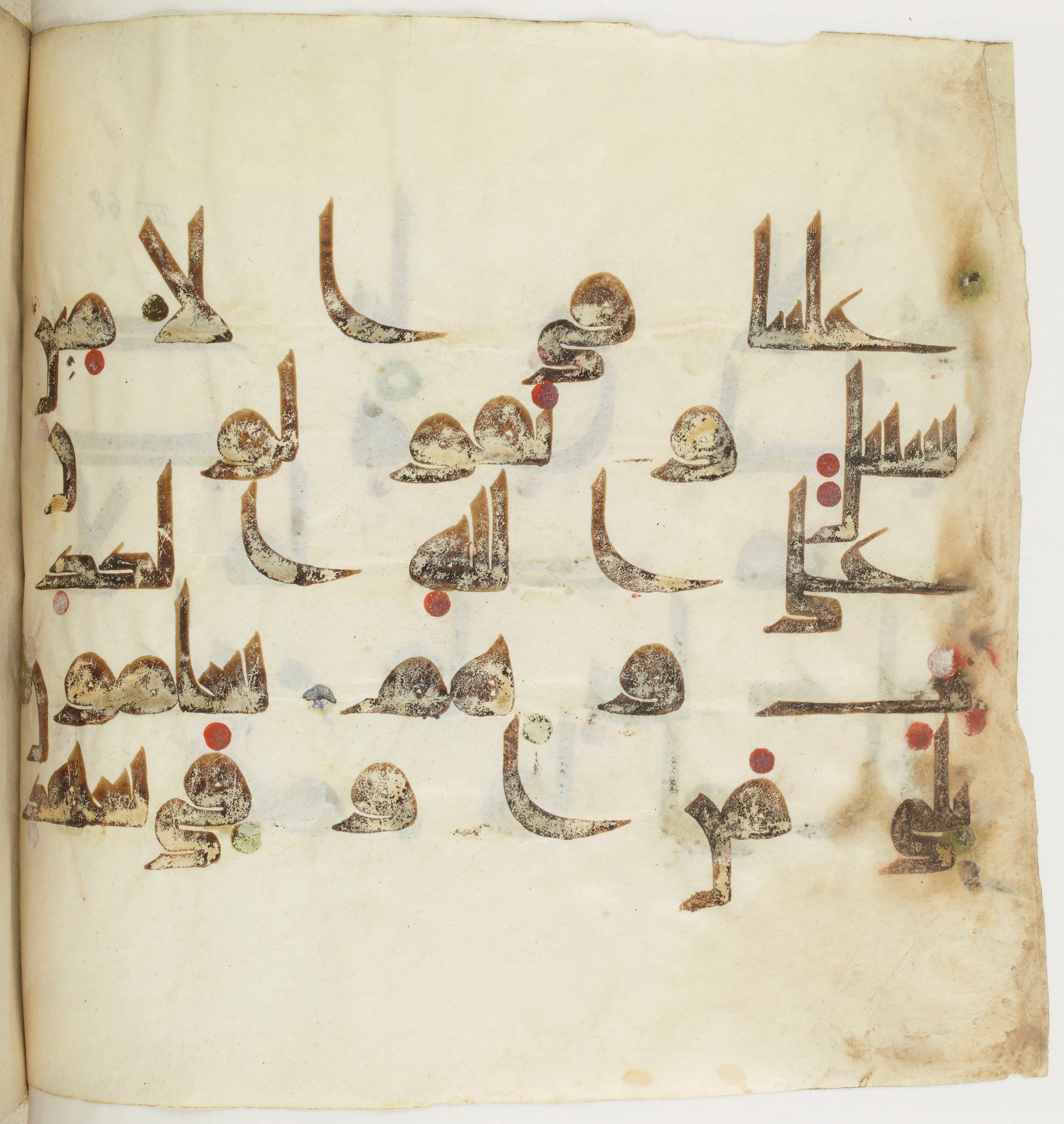BNF Arabe 351 (Scan 4), in Kufic D.III script, showing Surah 3:75 from Mid 8th to Late 10th Century AD found in Mosque of ʿAmr b. al-ʿĀṣ in Fusṭāṭ (Old Cairo), Egypt, currently housed at Bibliothèque nationale de France, Paris