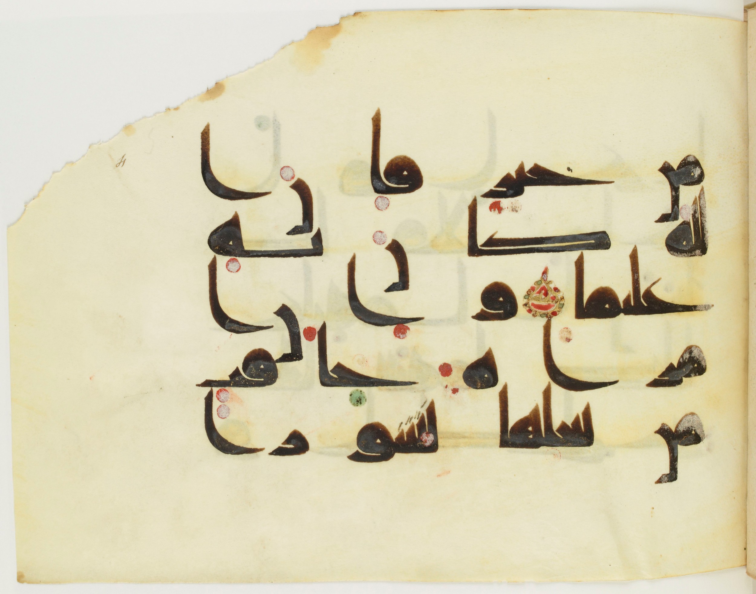 BNF Arabe 351 (Scan 1), in Kufic D.III script, showing Surah 4:128 from Mid 8th to Late 10th Century AD found in Mosque of ʿAmr b. al-ʿĀṣ in Fusṭāṭ (Old Cairo), Egypt, currently housed at Bibliothèque nationale de France, Paris