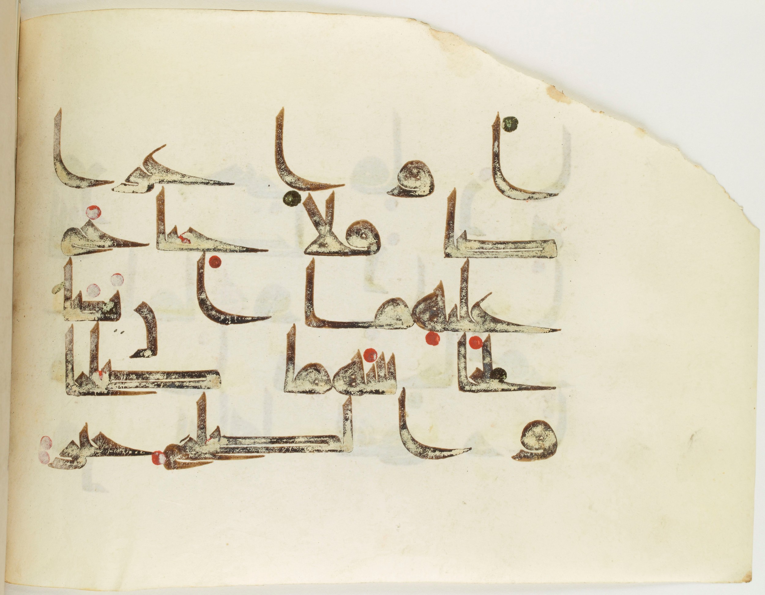 BNF Arabe 351 (Scan 2), in Kufic D.III script, showing Surah 4:128 from Mid 8th to Late 10th Century AD found in Mosque of ʿAmr b. al-ʿĀṣ in Fusṭāṭ (Old Cairo), Egypt, currently housed at Bibliothèque nationale de France, Paris