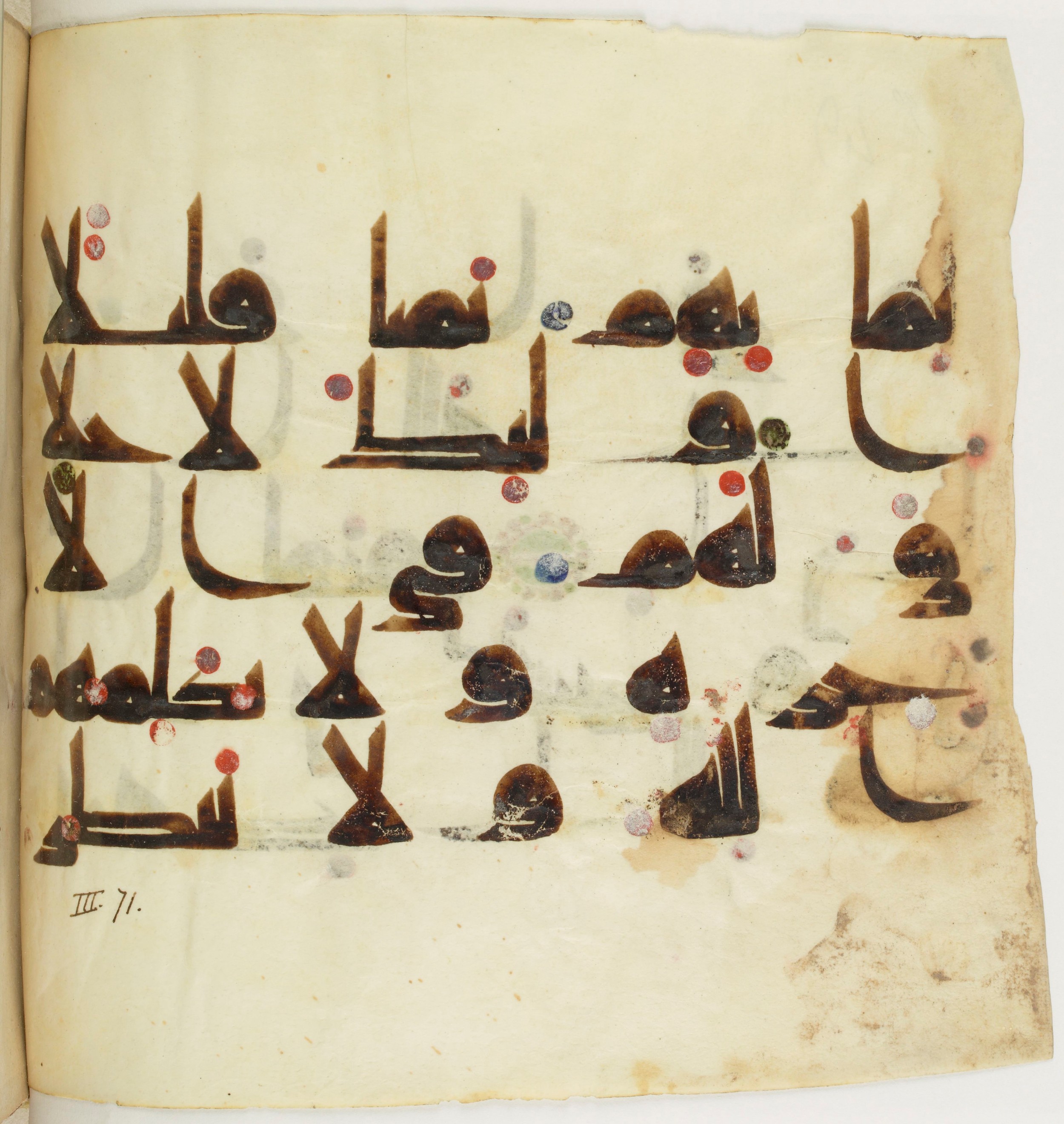 BNF Arabe 351 (Scan 2), in Kufic D.III script, showing Surah 3:77 from Mid 8th to Late 10th Century AD found in Mosque of ʿAmr b. al-ʿĀṣ in Fusṭāṭ (Old Cairo), Egypt, currently housed at Bibliothèque nationale de France, Paris