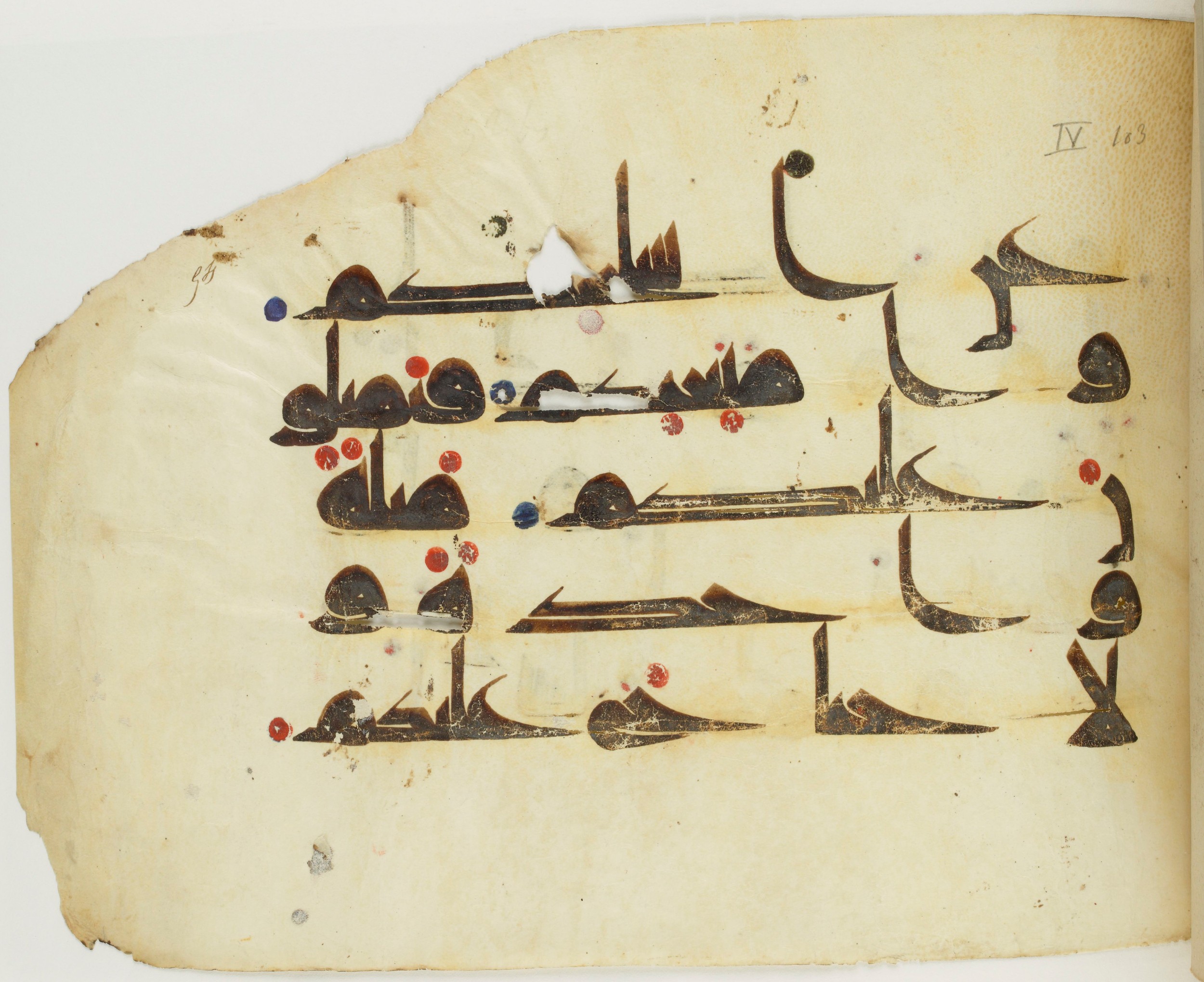 BNF Arabe 351 (Scan 1), in Kufic D.III script, showing Surah 4:102 from Mid 8th to Late 10th Century AD found in Mosque of ʿAmr b. al-ʿĀṣ in Fusṭāṭ (Old Cairo), Egypt, currently housed at Bibliothèque nationale de France, Paris