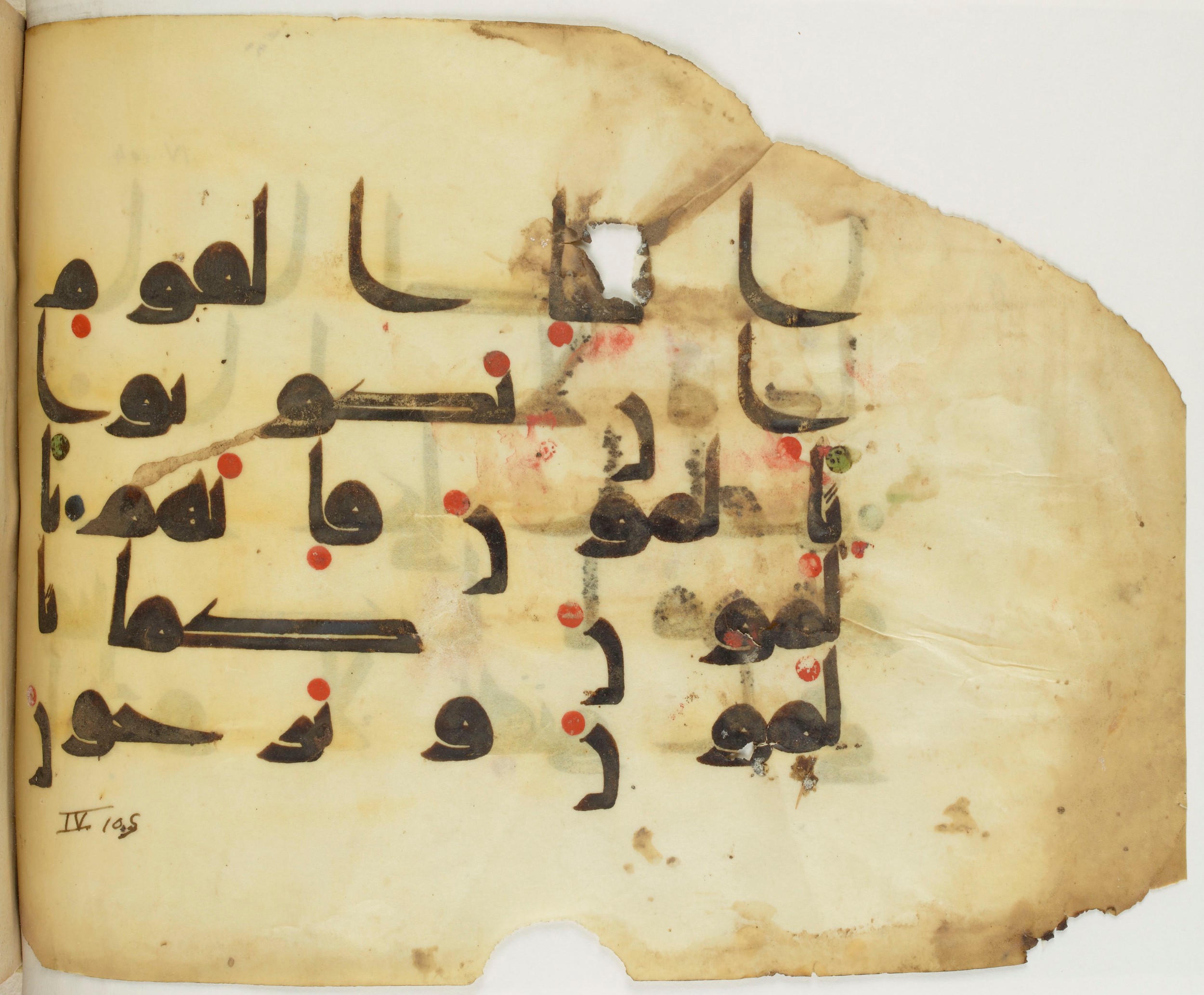 BNF Arabe 351 (Scan 2), in Kufic D.III script, showing Surah 4:104 from Mid 8th to Late 10th Century AD found in Mosque of ʿAmr b. al-ʿĀṣ in Fusṭāṭ (Old Cairo), Egypt, currently housed at Bibliothèque nationale de France, Paris