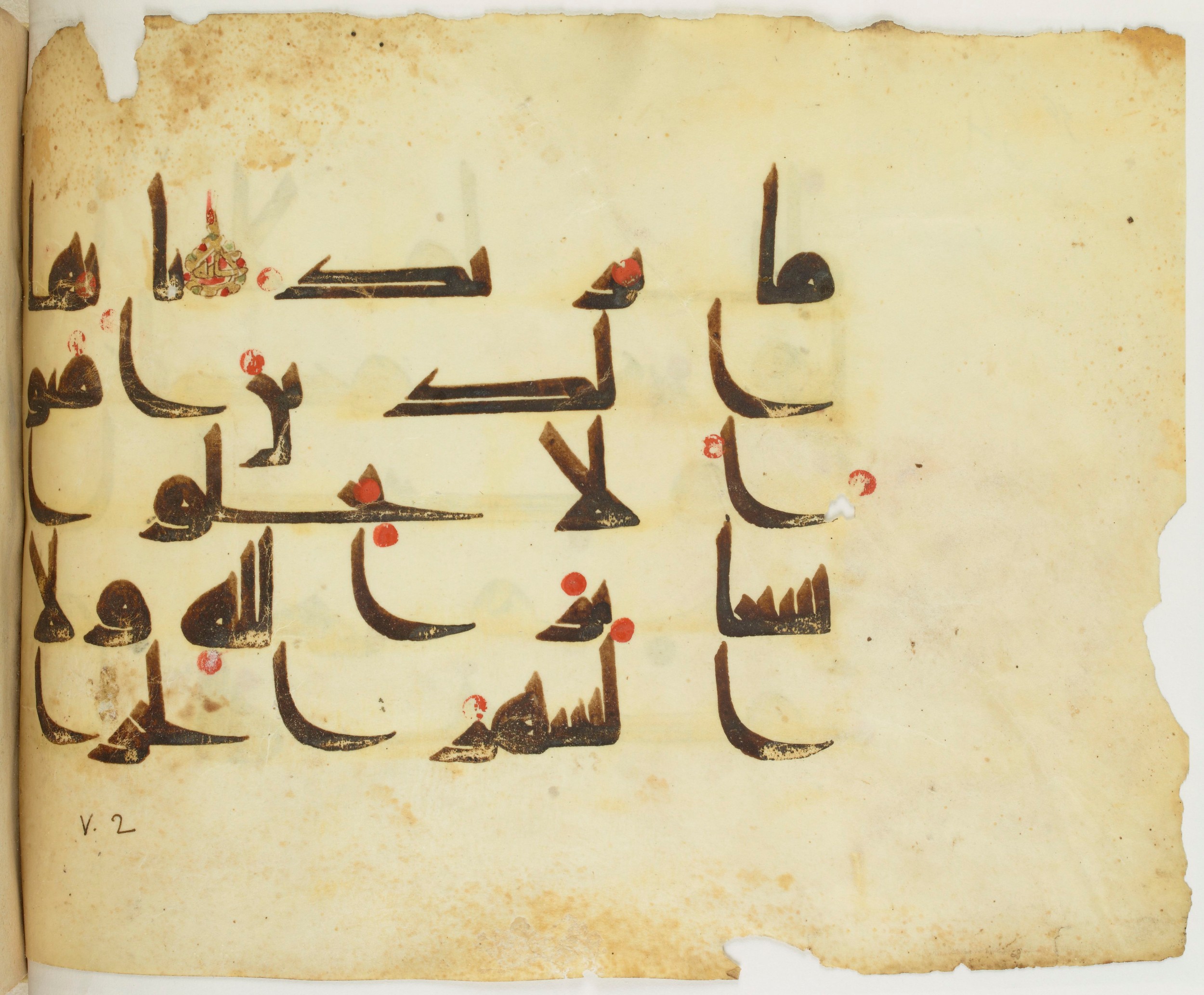 BNF Arabe 351, in Kufic D.III script, showing Surah 5:2 from Mid 8th to Late 10th Century AD found in Mosque of ʿAmr b. al-ʿĀṣ in Fusṭāṭ (Old Cairo), Egypt, currently housed at Bibliothèque nationale de France, Paris
