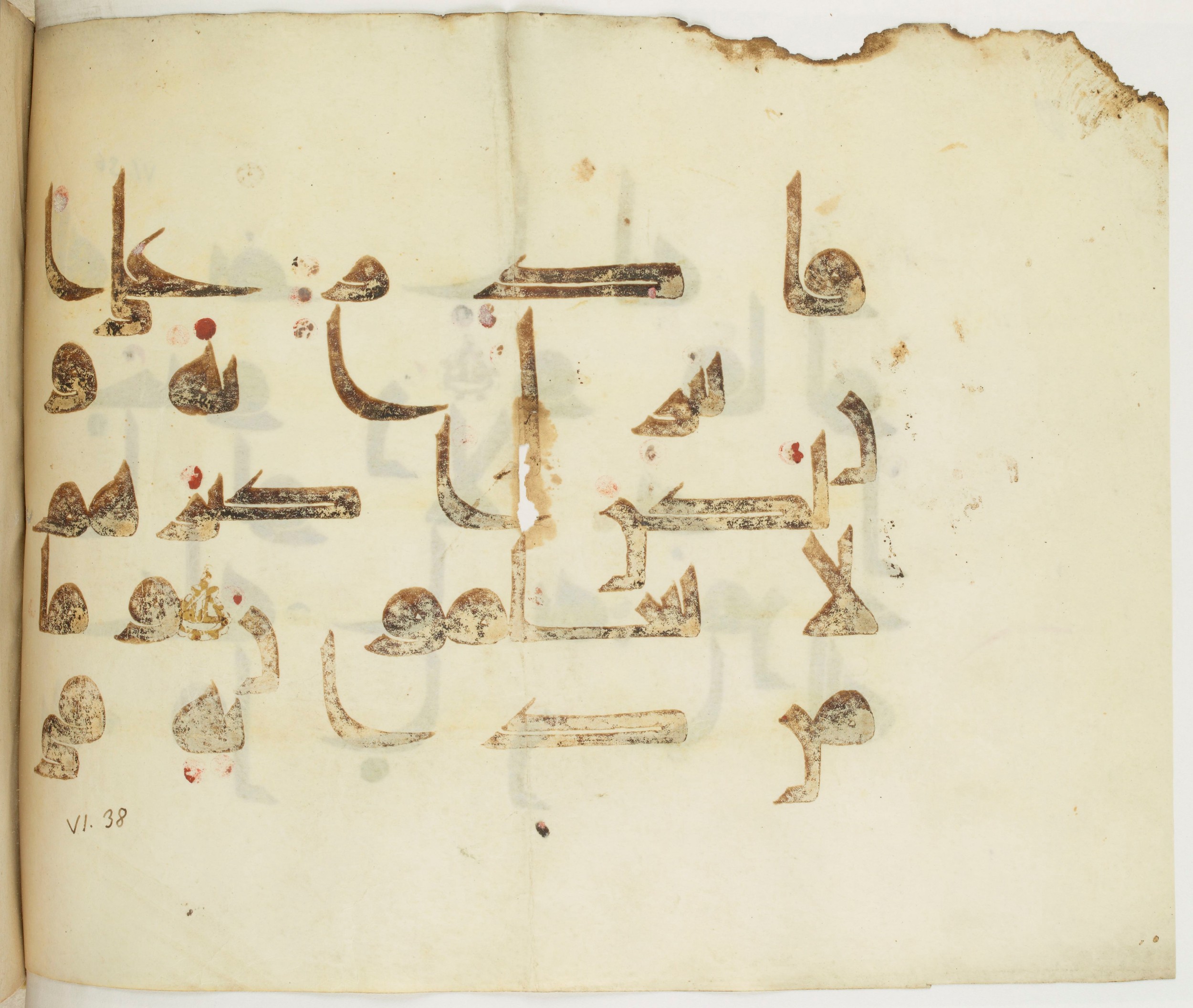 BNF Arabe 351 (Scan 2), in Kufic D.III script, showing Surah 6:37 from Mid 8th to Late 10th Century AD found in Mosque of ʿAmr b. al-ʿĀṣ in Fusṭāṭ (Old Cairo), Egypt, currently housed at Bibliothèque nationale de France, Paris